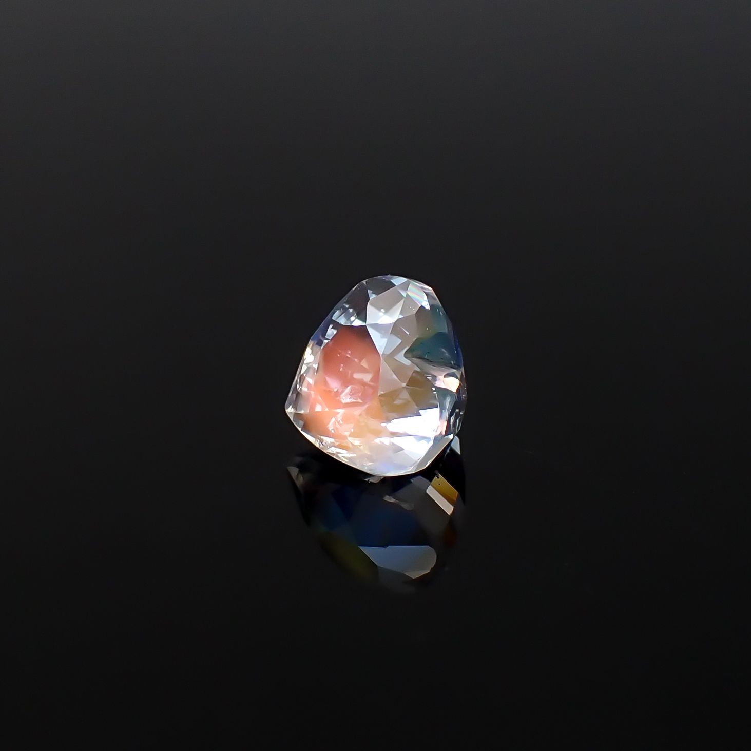 レインボームーンストーン マダガスカル産 1.20ct / 6.4x6.9mm前後 [260632373]