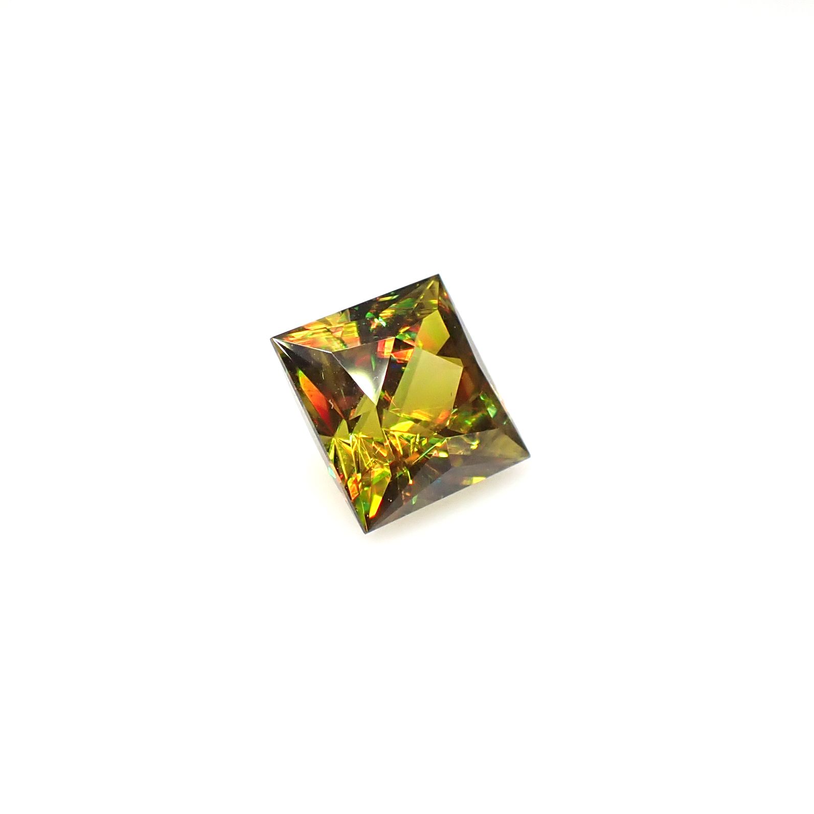 スフェーン マダガスカル産 4.37ct [250630570]8.9x8.8mm前後