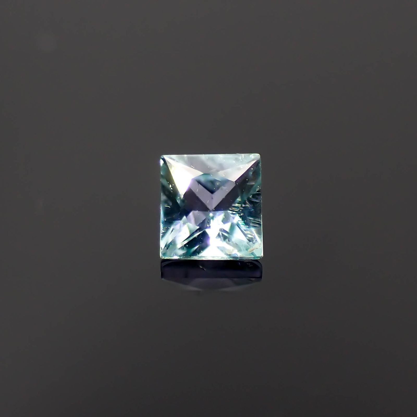 ◇プリンセスカット◇ブルーコーネルピン(宝石名コーネルピン)タンザニア産 識別済 0.13ct / 2.8x2.8mm前後 [230421859]