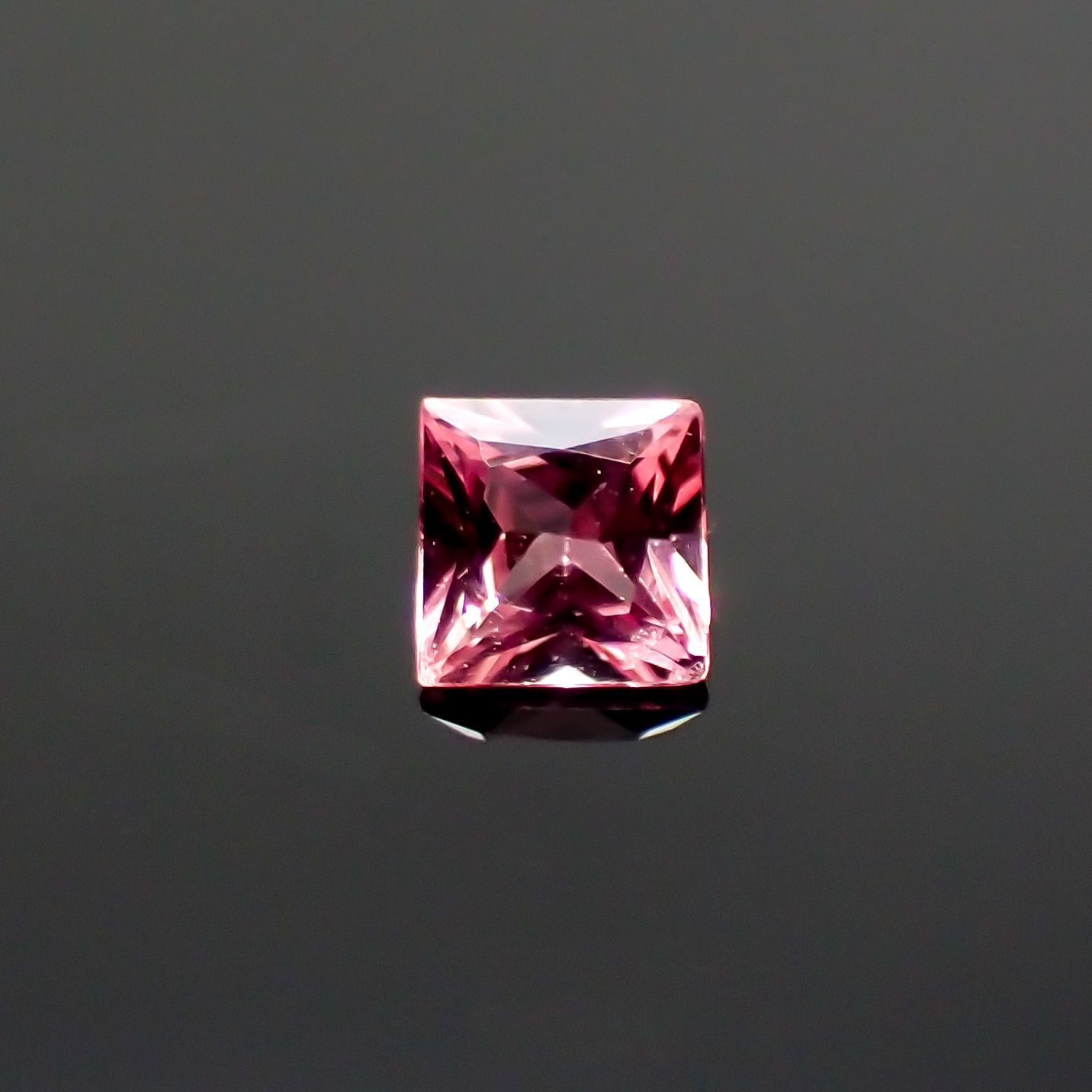 ◇プリンセスカット◇パパラチャサファイア ソーティング付き スリランカ産 ルース 0.08ct[210812609]2.4×2.3mm前後