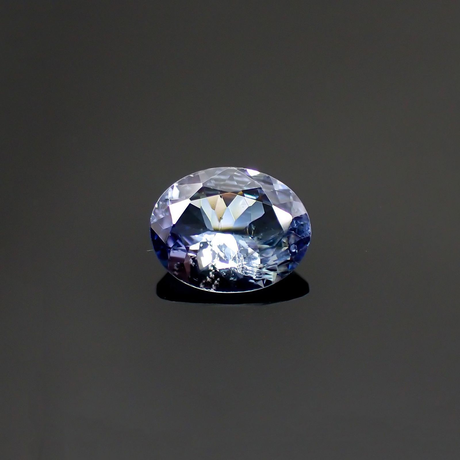 パーティカラータンザナイト(宝石名パーティカラード・ゾイサイト) タンザニア産 ソ付(彩珠) 2.132ct / 10.1x7.9mm前後 [210912641]