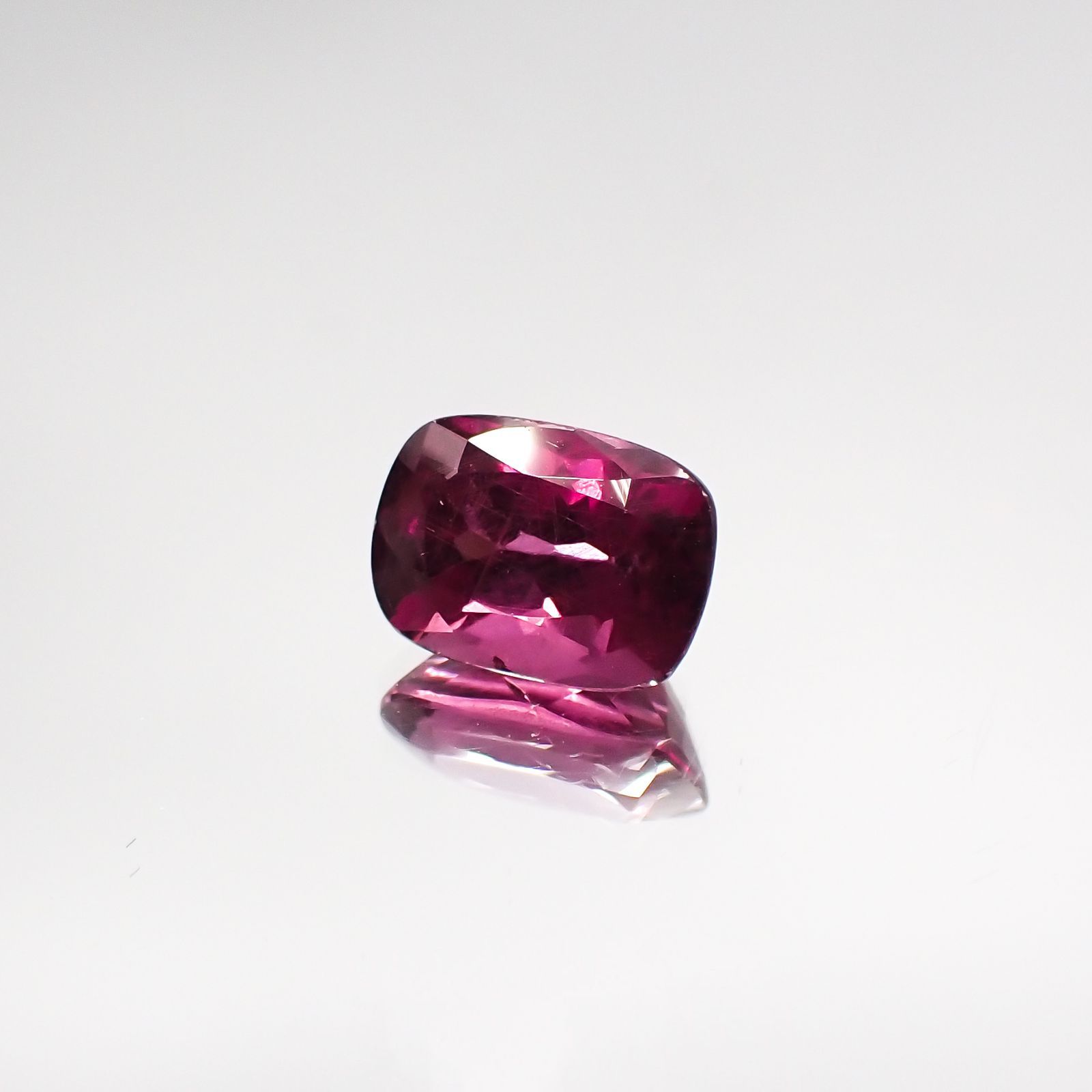 マラヤガーネット(宝石名パイロープ スペサルティン アルマンディン・ガーネット) タンザニア産 1.947ct ソ付(彩珠)[210711610]8.2×5.9mm前後