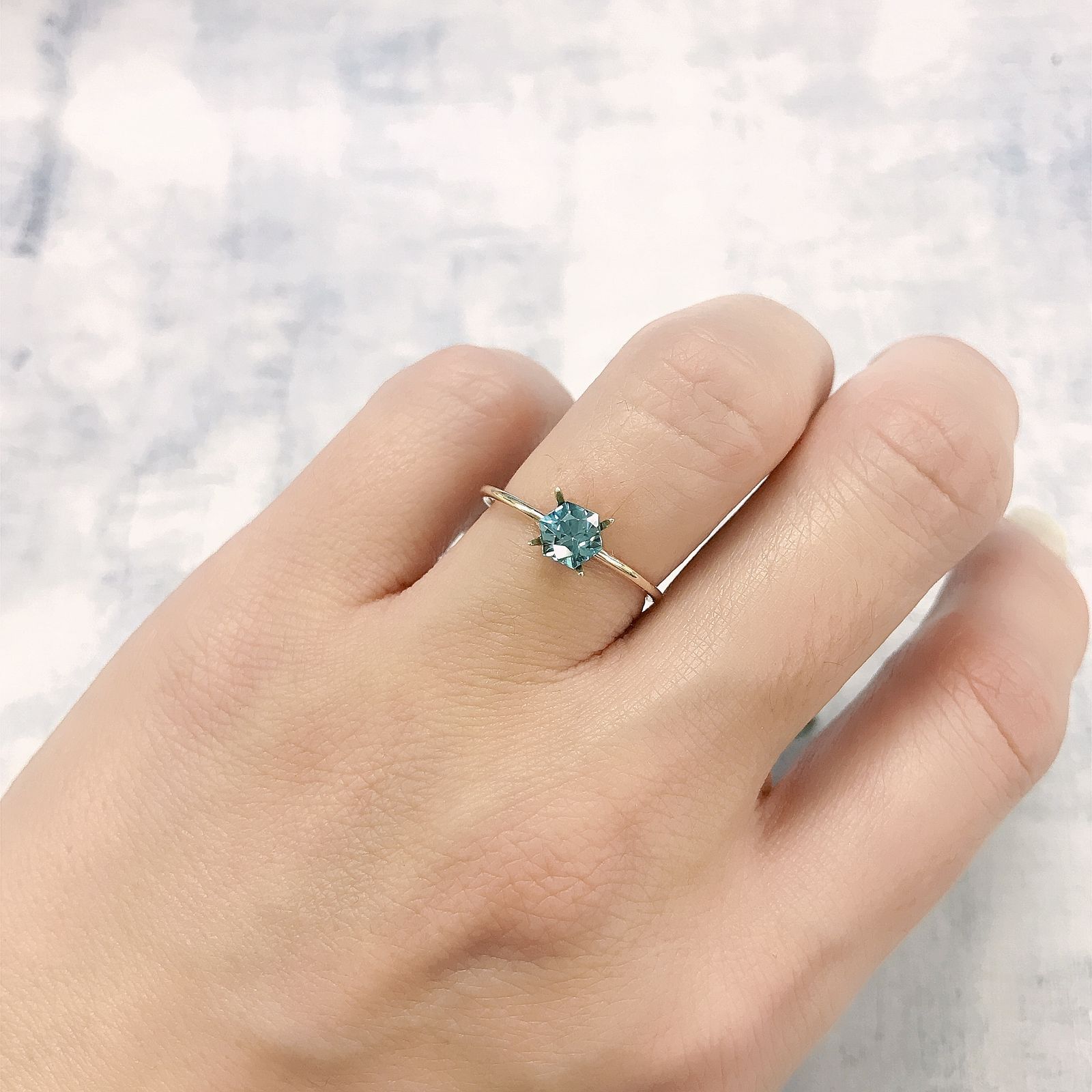 ◇ヘキサゴンカット◇ブルージルコン(宝石名ジルコン)カンボジア産 0.78ct 識別済[220113995]4.9x4.8mm前後