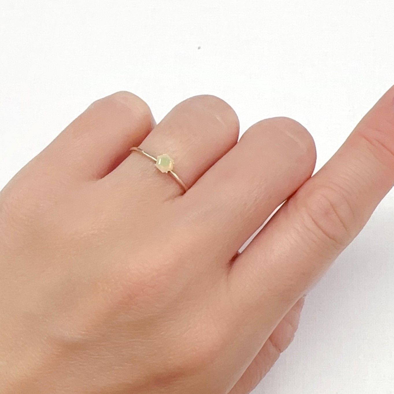 ◇ヘキサゴンカット◇エチオピアオパール エチオピア産 0.13ct[240226215]3.7x3.7mm前後