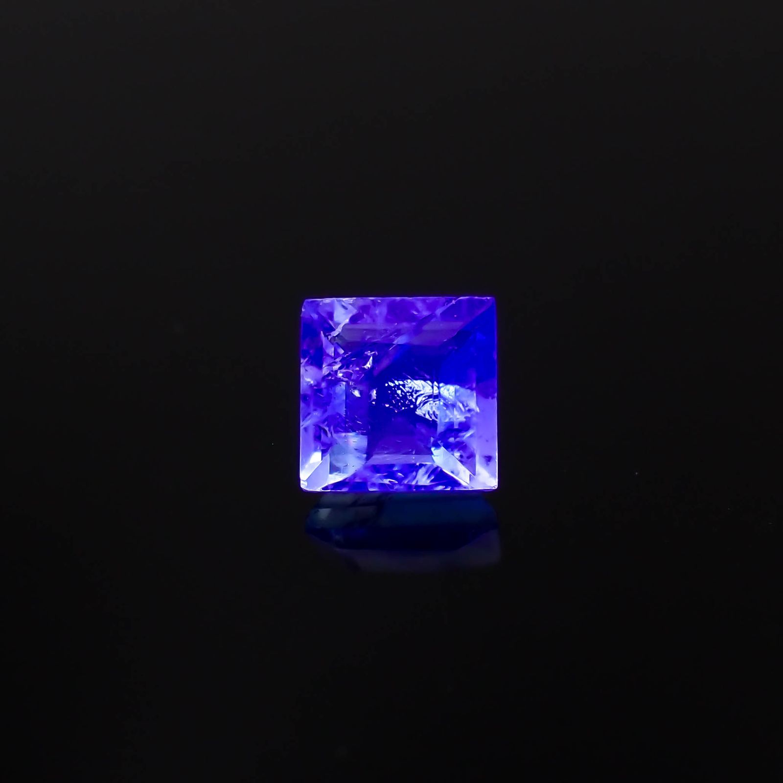 フローライト フルオレッセンス イギリス・ロジャリー鉱山産 0.78ct[230522141]5.1x5.1mm前後