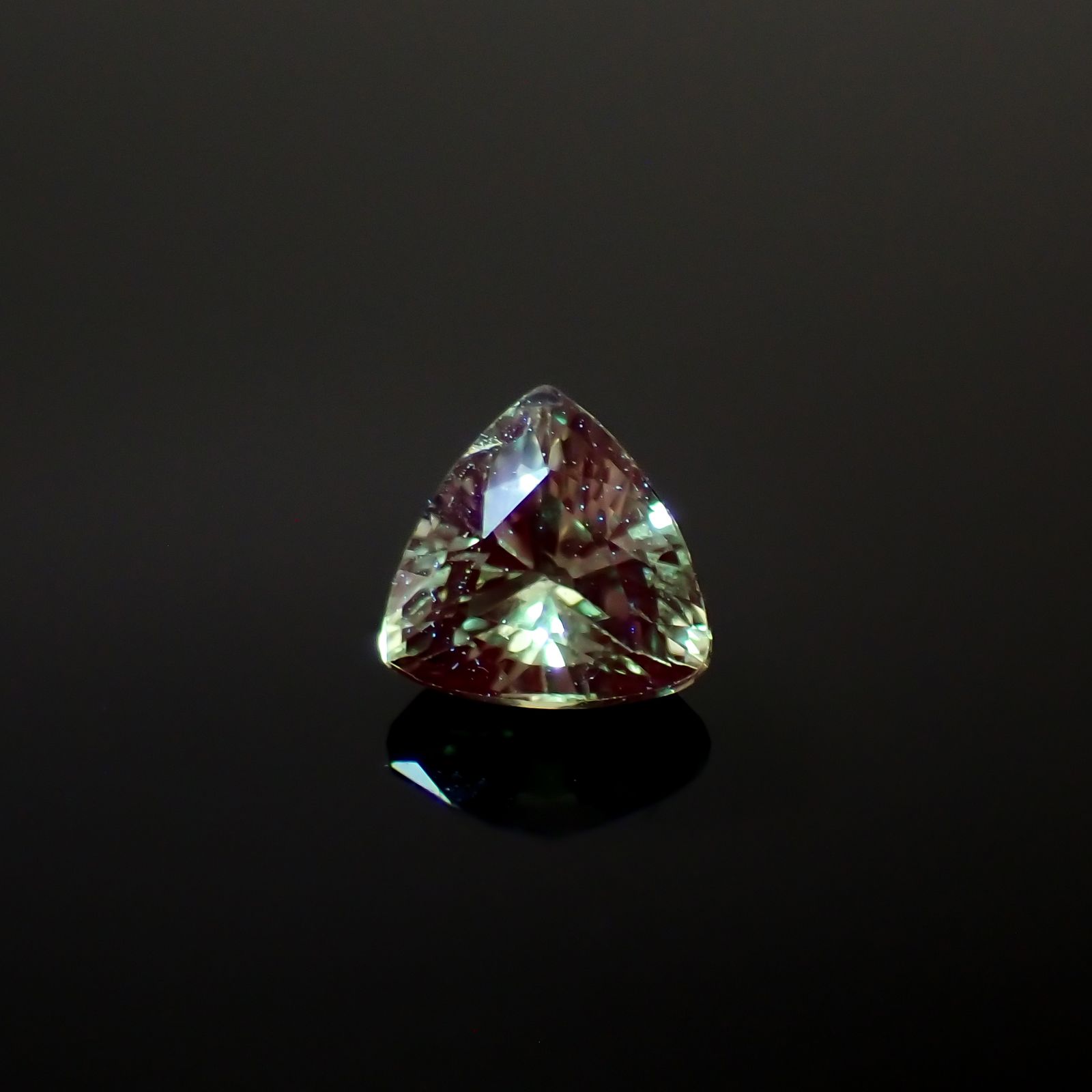 アレキサンドライト(宝石名アレキサンドライト)マダガスカル産 0.25ct 識別済[230522054]3.8x3.8mm前後