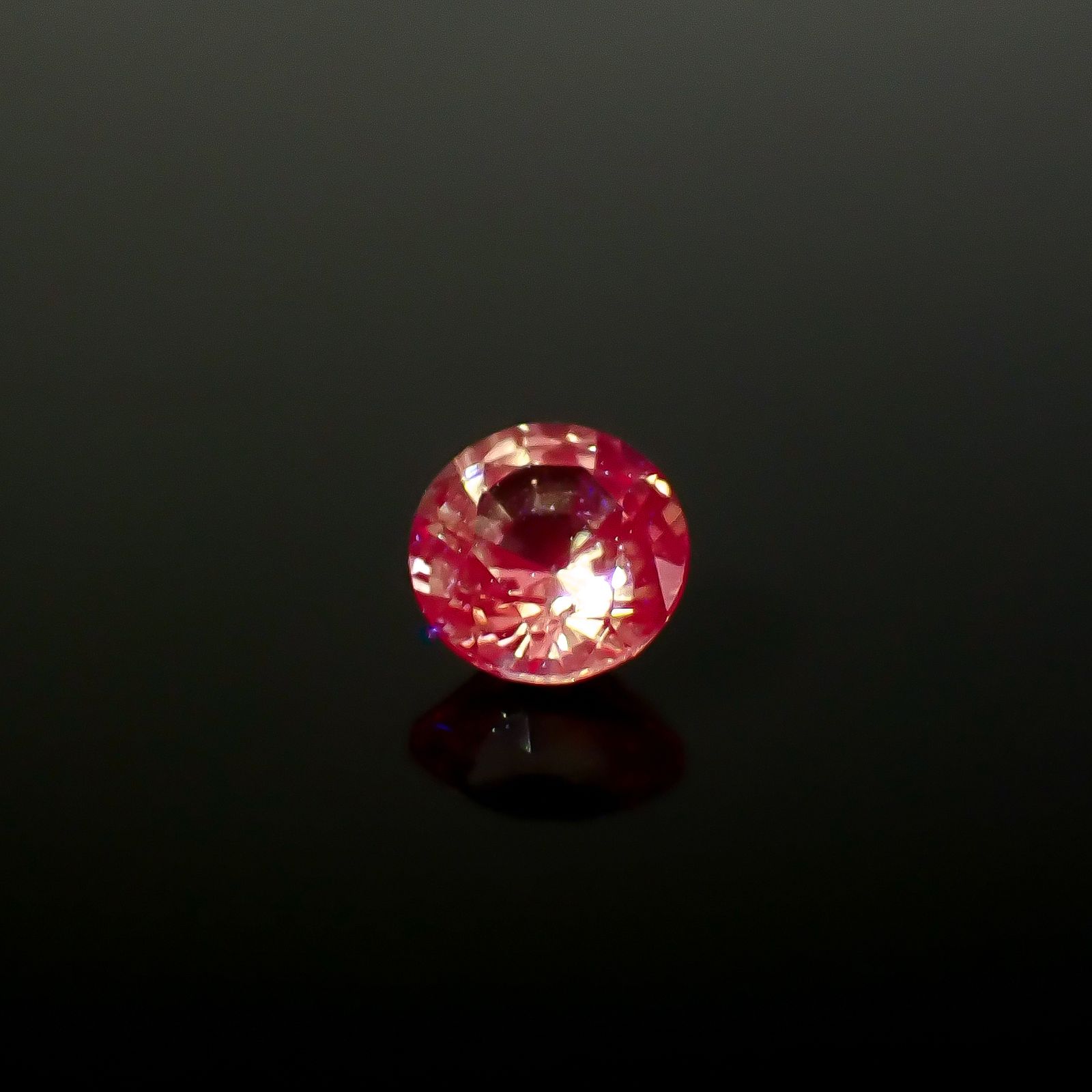 ドラゴンガーネット タンザニア産 0.58ct / 4.9x4.9mm前後 [260732673]