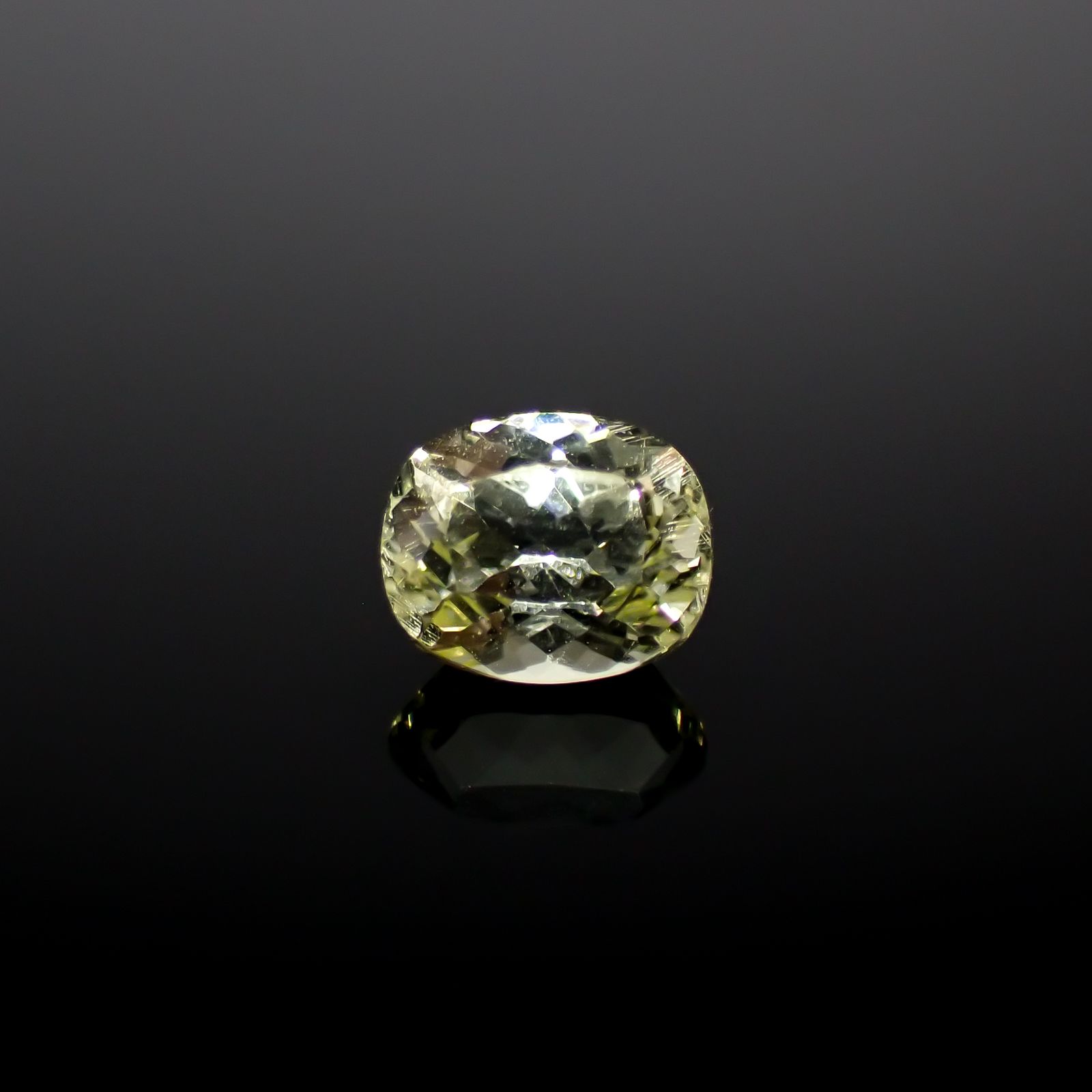 イエローアパタイト メキシコ産 0.66ct [241129468]5.5x4.5mm前後