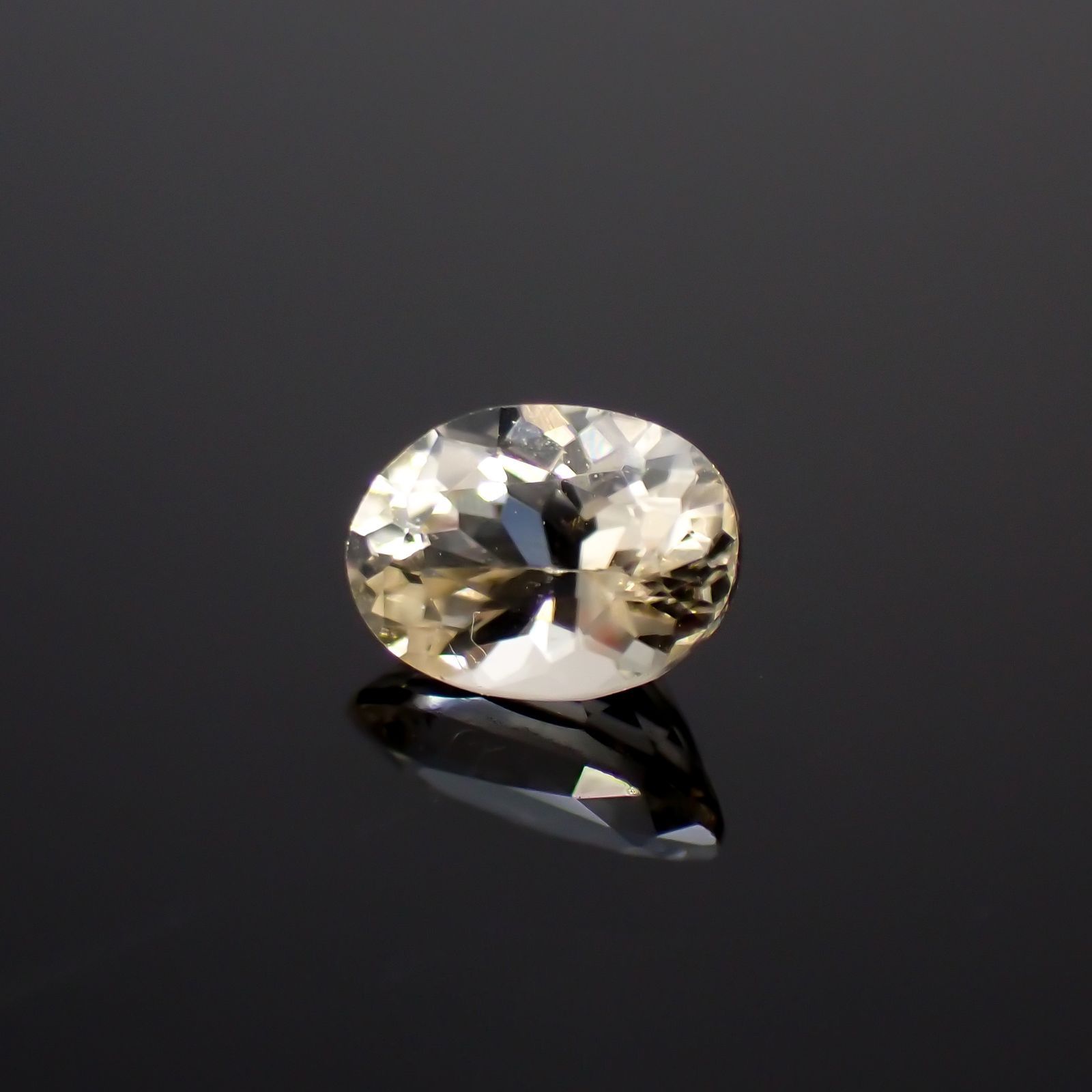 シンハライト(宝石名シンハライト)スリランカ産 識別済 0.40ct / 5.2x3.7mm前後 [260413713]