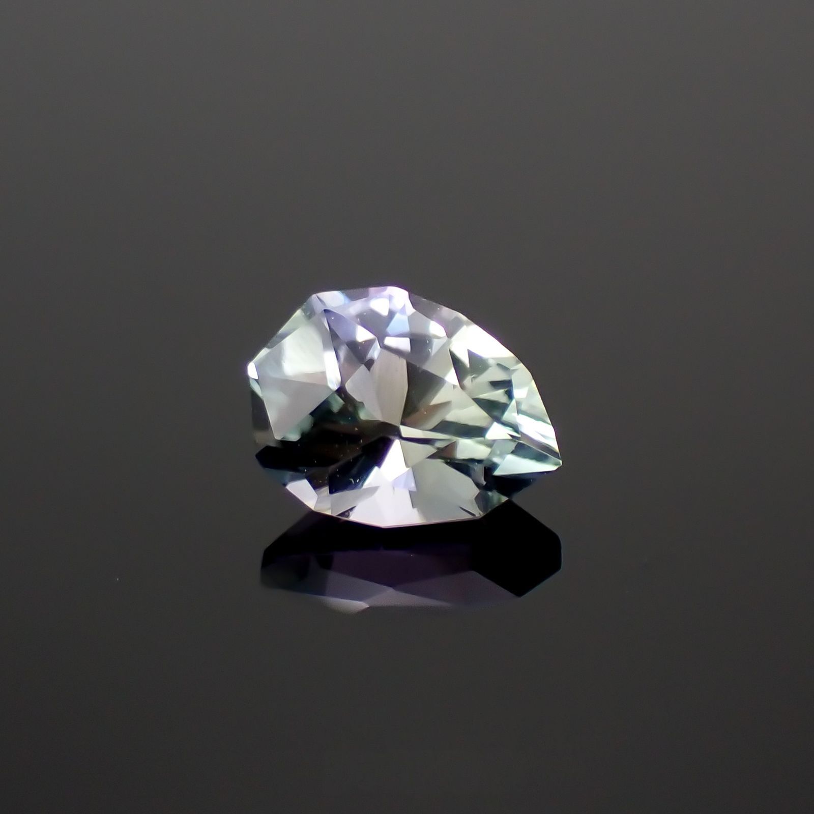 ◇カスタムカット◇バイカラータンザナイト 非加熱(宝石名ゾイサイト)タンザニア産 0.72ct 識別済[221118968]6.8x5.1mm前後