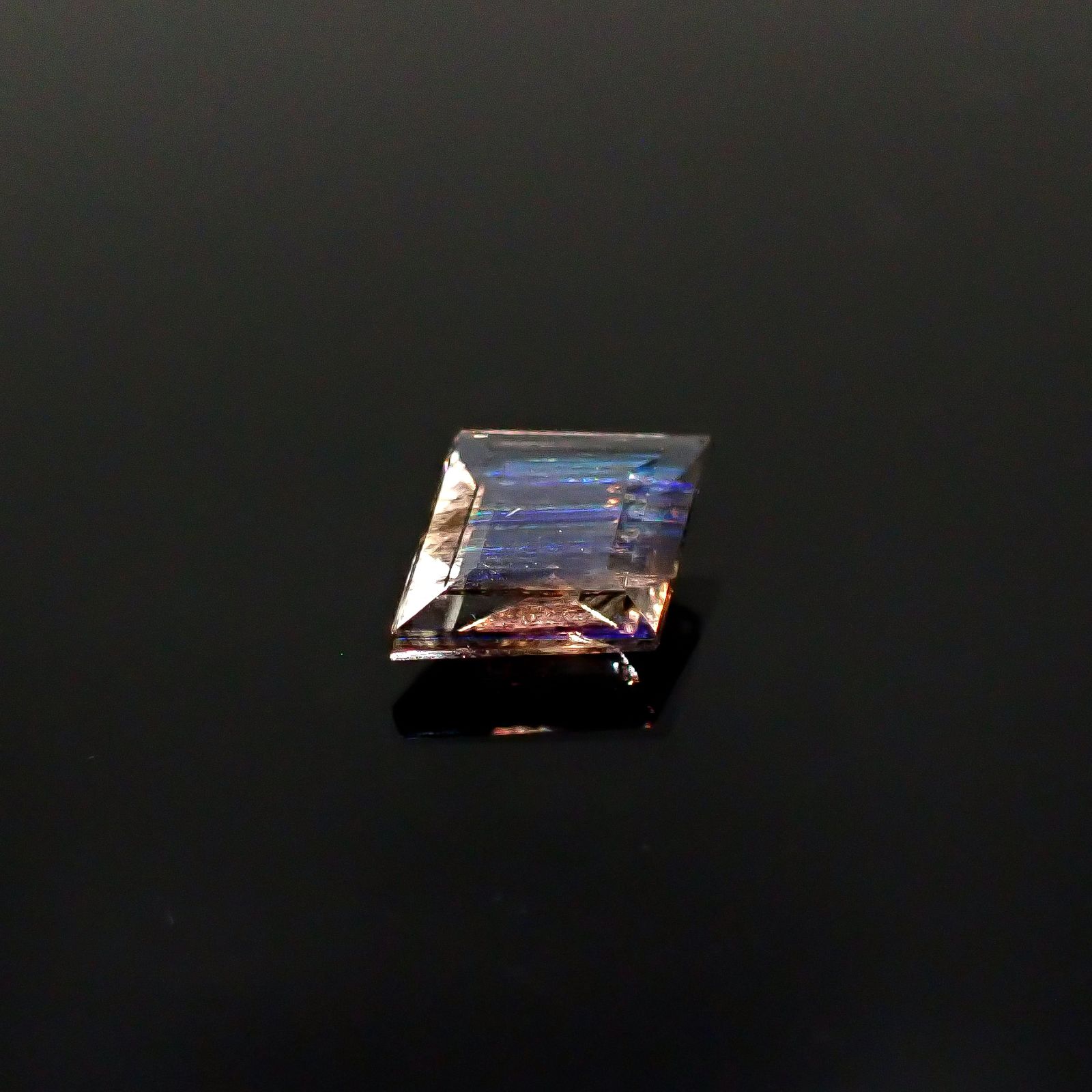 ◇カスタムカット◇レインボースキャポライト ブラジル産 0.70ct / 9x7.1mm前後 [250931051]