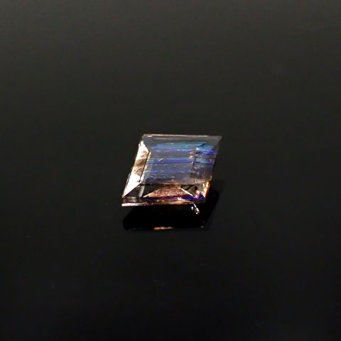 ◇カスタムカット◇レインボースキャポライト ブラジル産 0.70ct / 9x7.1mm前後 [250931051]