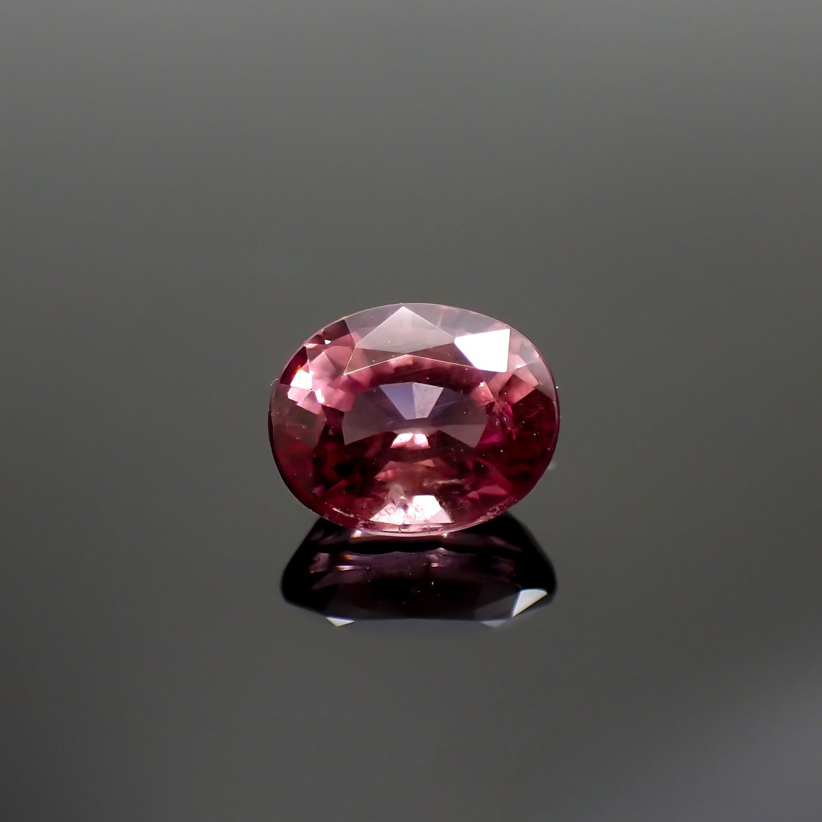 カラーシフトマラヤガーネット(宝石名ガーネット)タンザニア産 1.48ct 識別済[220115003]7x5.8mm前後