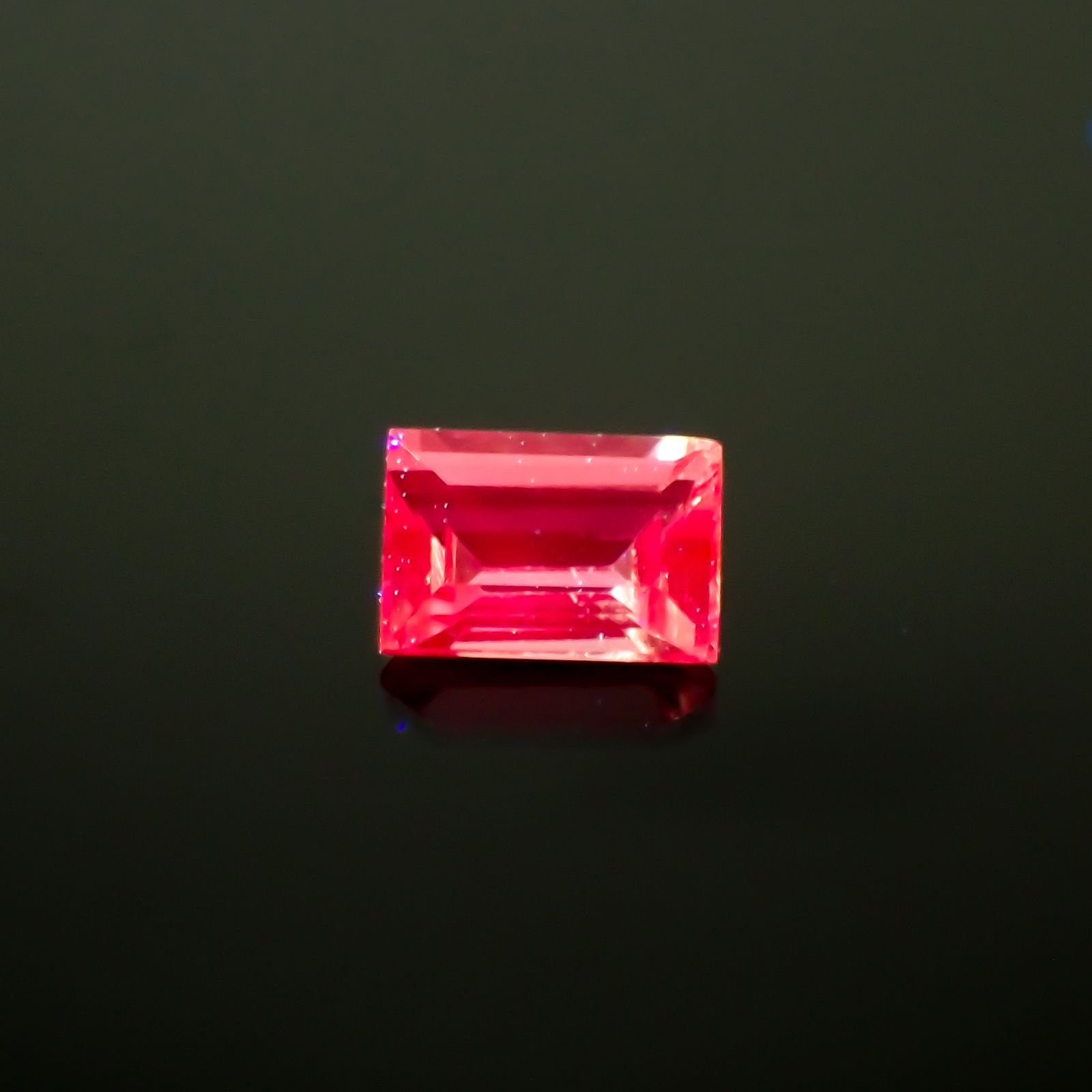 ネオンピンクサファイア スリランカ産 0.10ct[240226307]3.1x2.1mm前後