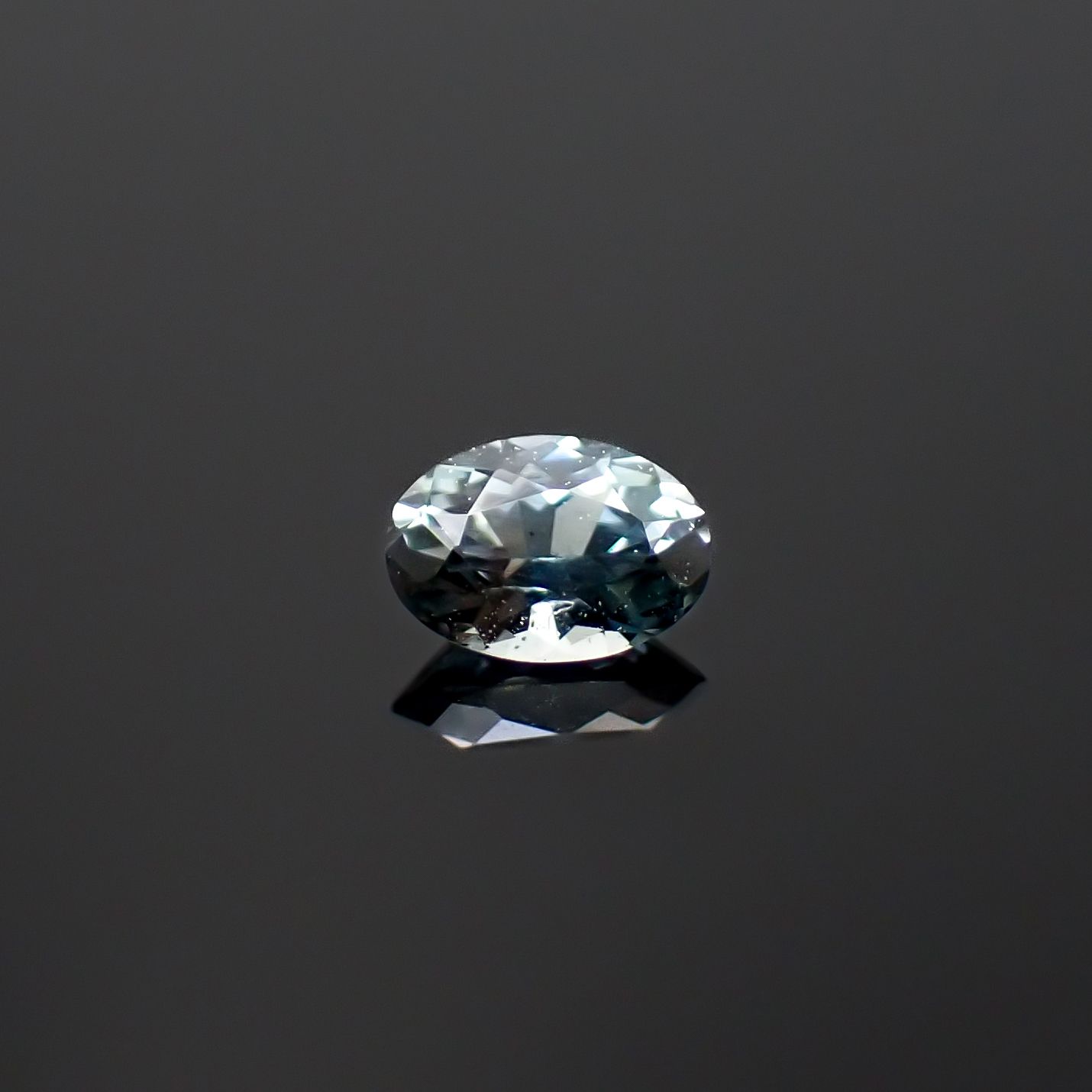 サファリン スリランカ産 0.11ct / 3.6x2.6mm前後 [260432062]