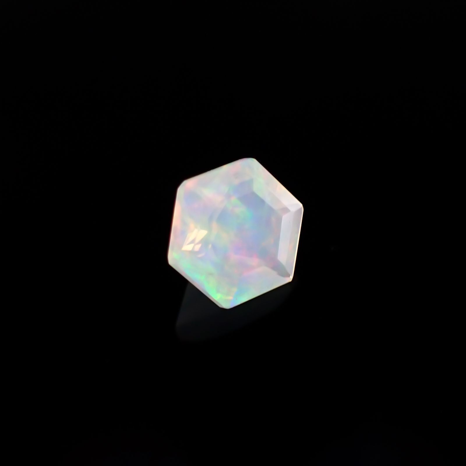 ◇ヘキサゴンカット◇エチオピアオパール(宝石名オパール) エチオピア産 0.44ct 識別済[210611038]5.3×5.3mm前後