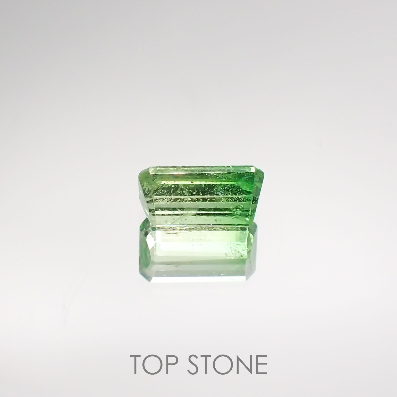 バイカラーツァボライト(宝石名グリーン グロッシュラー・ガーネット) タンザニア産 0.71ct 識別済[210711571]6.3×3.5mm前後
