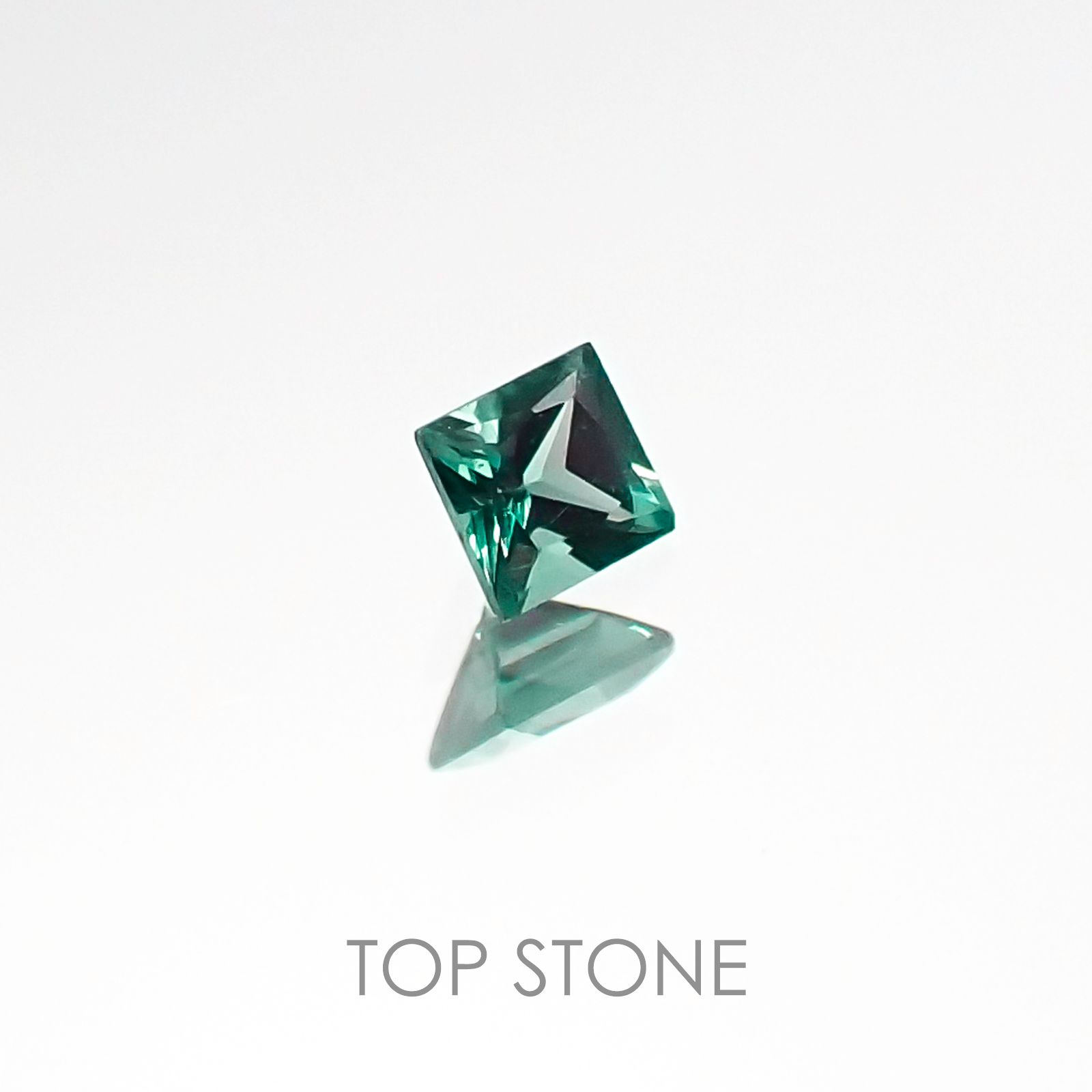 ◇プリンセスカット◇カラーチェンジガーネット(アレキタイプ) マダガスカル・ベキリー産 ルース 0.058ct[20106615]2.2×2.2mm前後