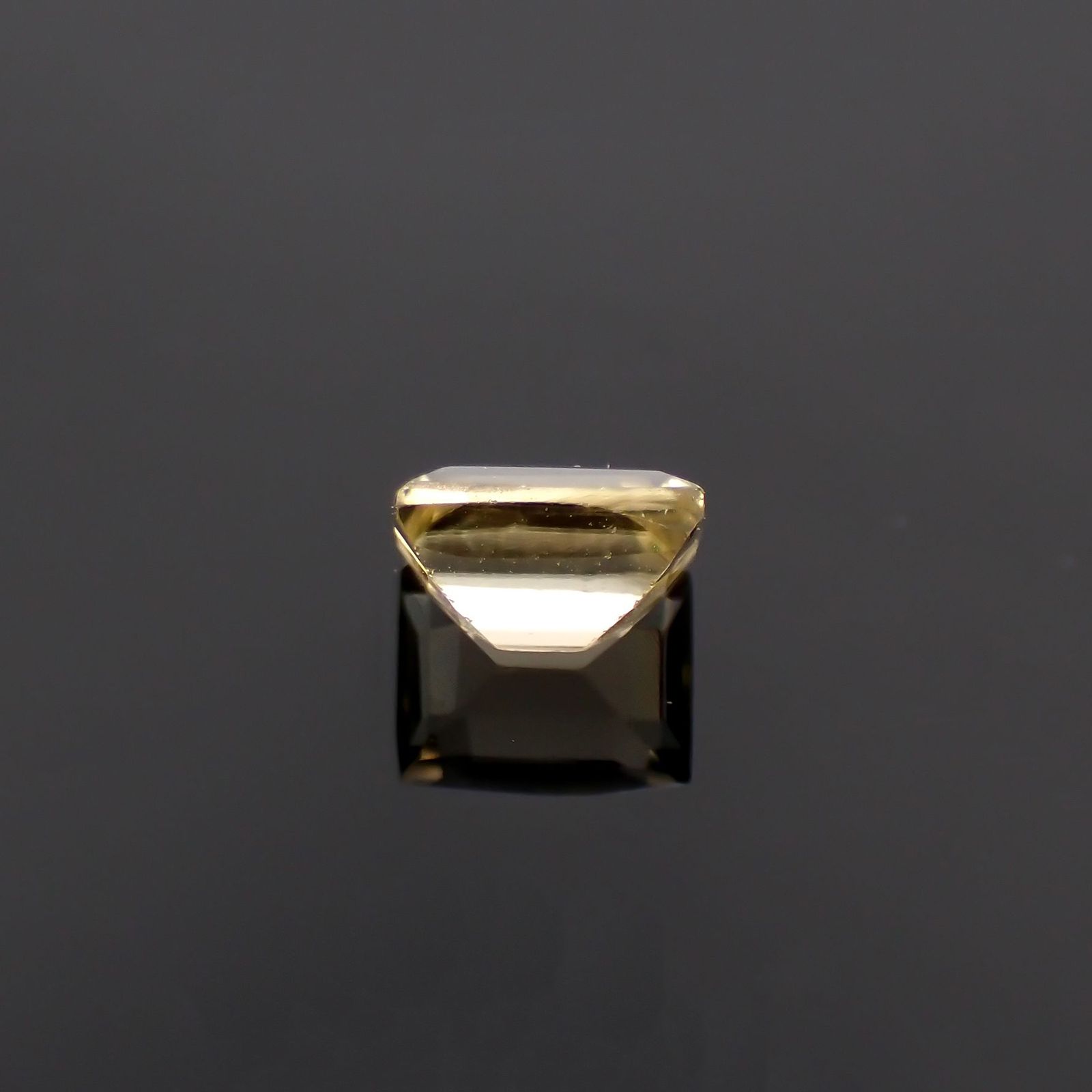 シンハライト(宝石名シンハライト)スリランカ産 0.65ct 識別済 [221219712]5.3x4.1mm前後