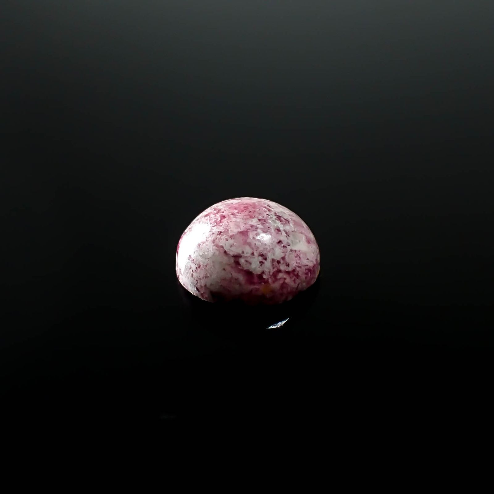 レッドベリル/ピンクベリル(母岩付き) アメリカ・ユタ州産 2.48ct [250730900]9.1x9mm前後