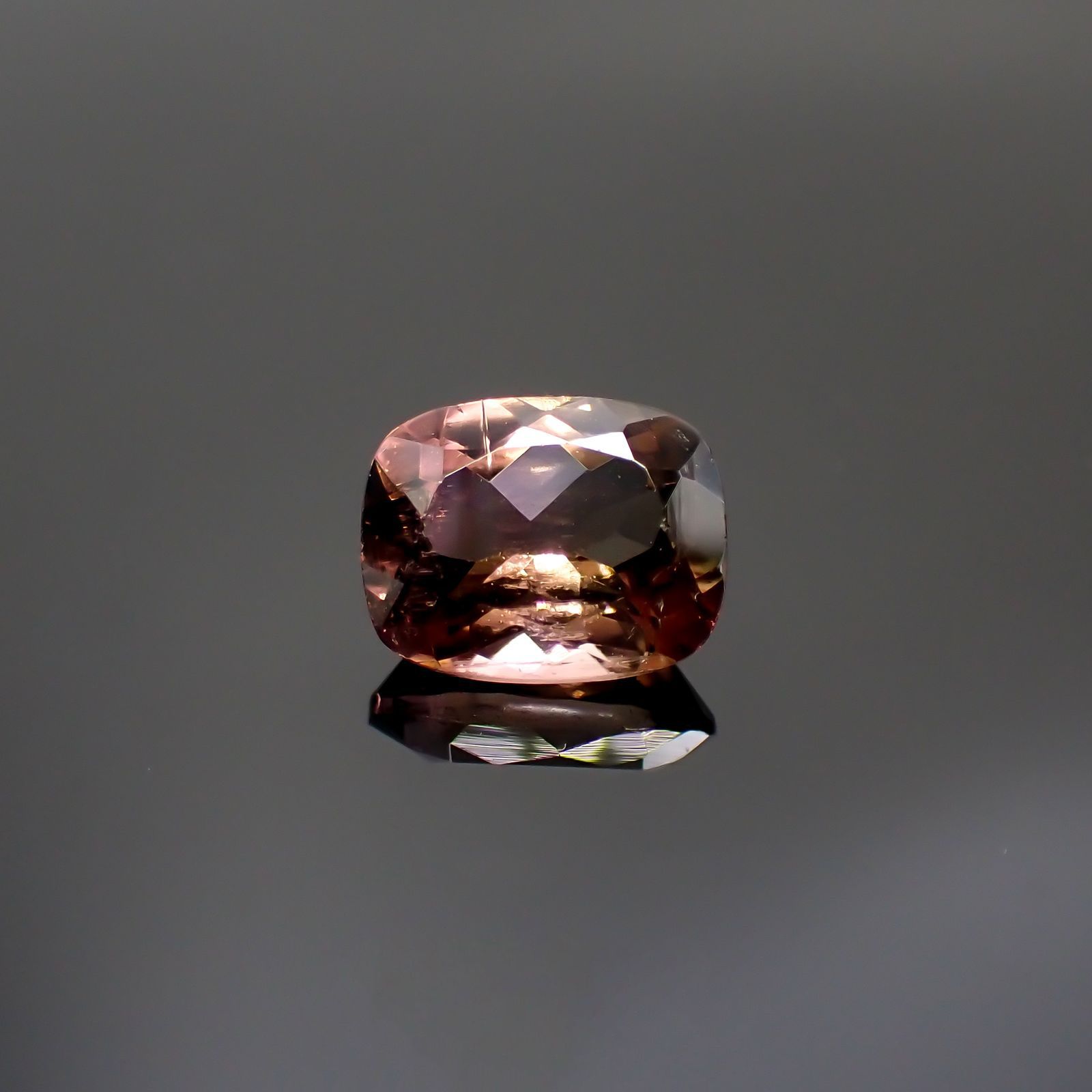 バイカラートルマリン(宝石名トルマリン)コンゴ産 1.82ct 識別済[250114992]8.3x6.6mm前後