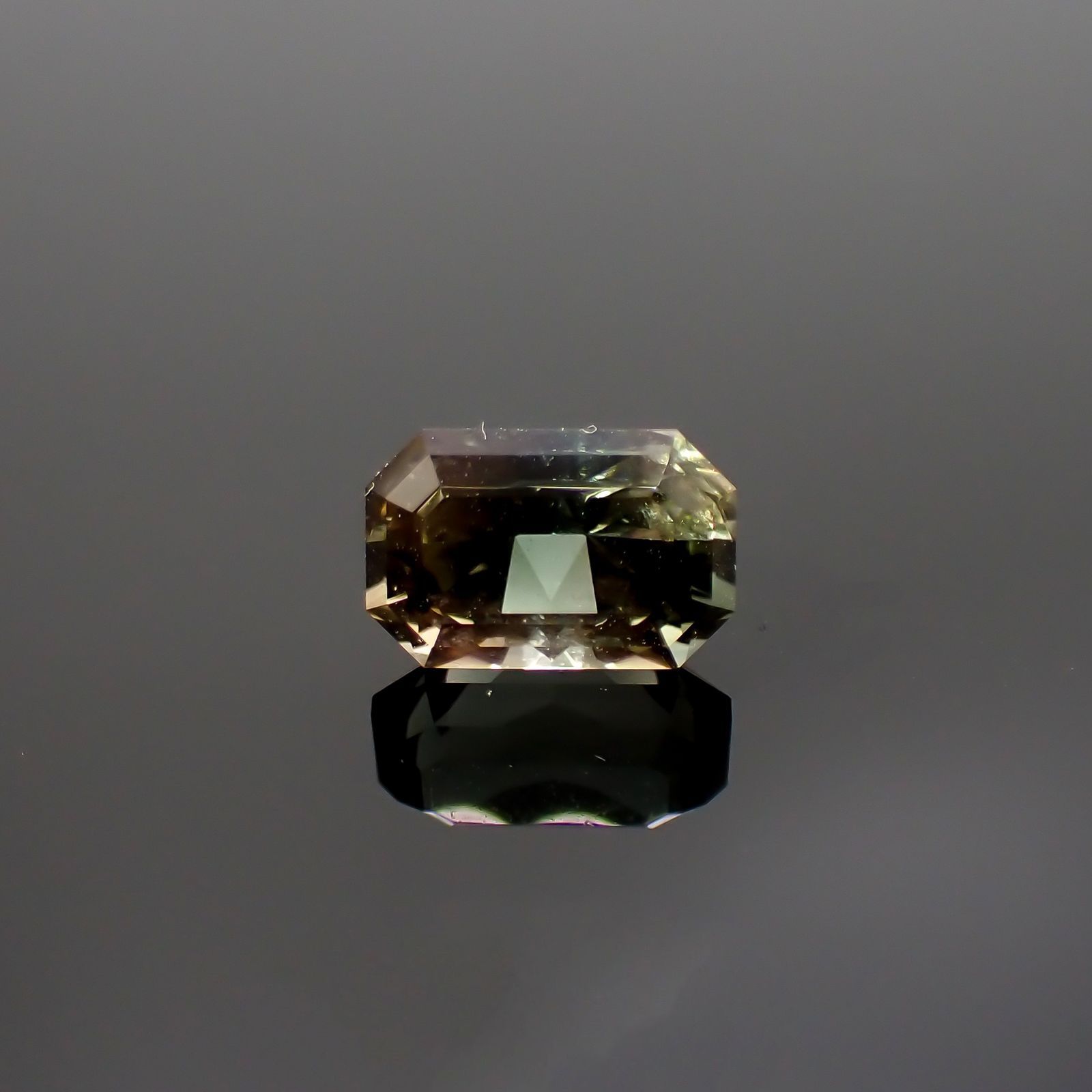 バイカラーオレゴンサンストーン(宝石名ラブラドライト)アメリカ・オレゴン州産 識別済 1.45ct / 7.8x5.1mm前後 [220616268]