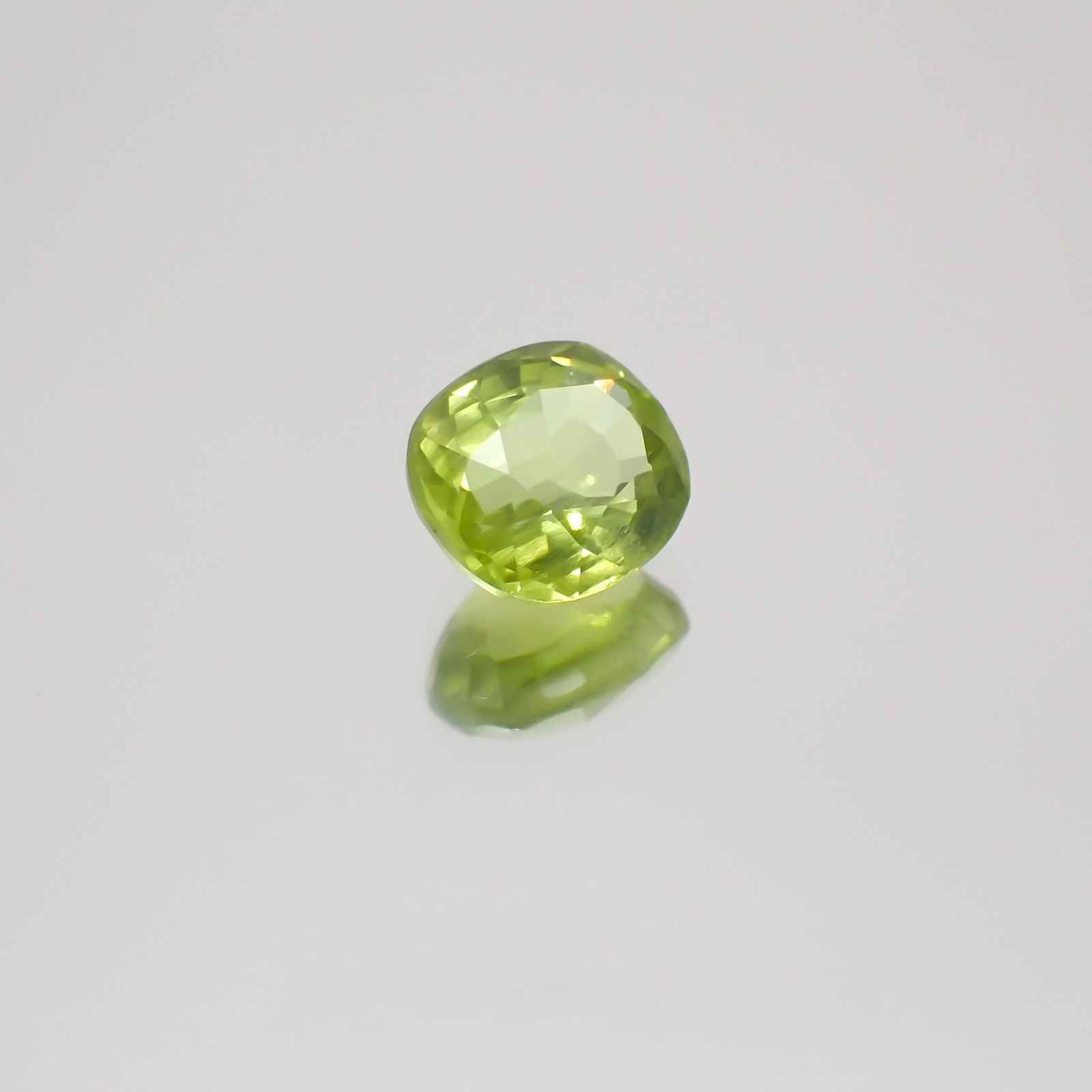 グリーンエンスタタイト(宝石名グリーン・エンスタタイト)カメルーン産 0.75ct 識別済[231224387]5.4x5mm前後