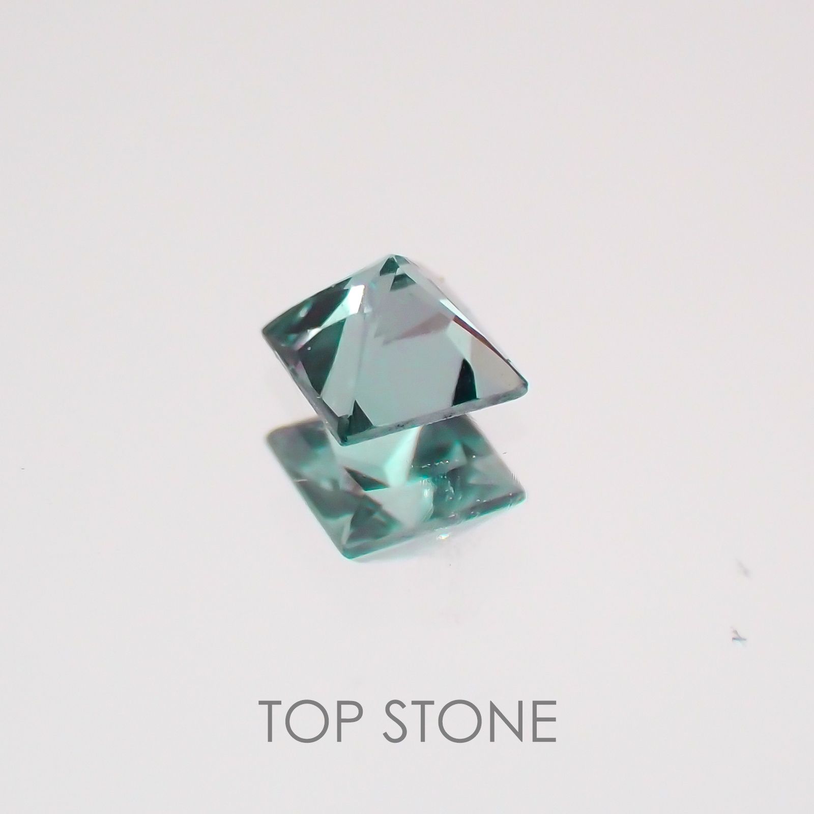 ◇プリンセスカット◇カラーチェンジガーネット(アレキタイプ) マダガスカル・ベキリー産 ルース 0.11ct[21059880]2.7×2.7mm前後