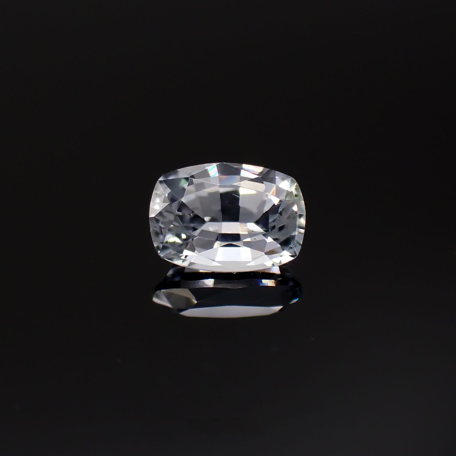 アイスブルーサファイア(宝石名サファイア)スリランカ/マダガスカル産 0.54ct 識別済[220918076]5.4x3.7mm前後