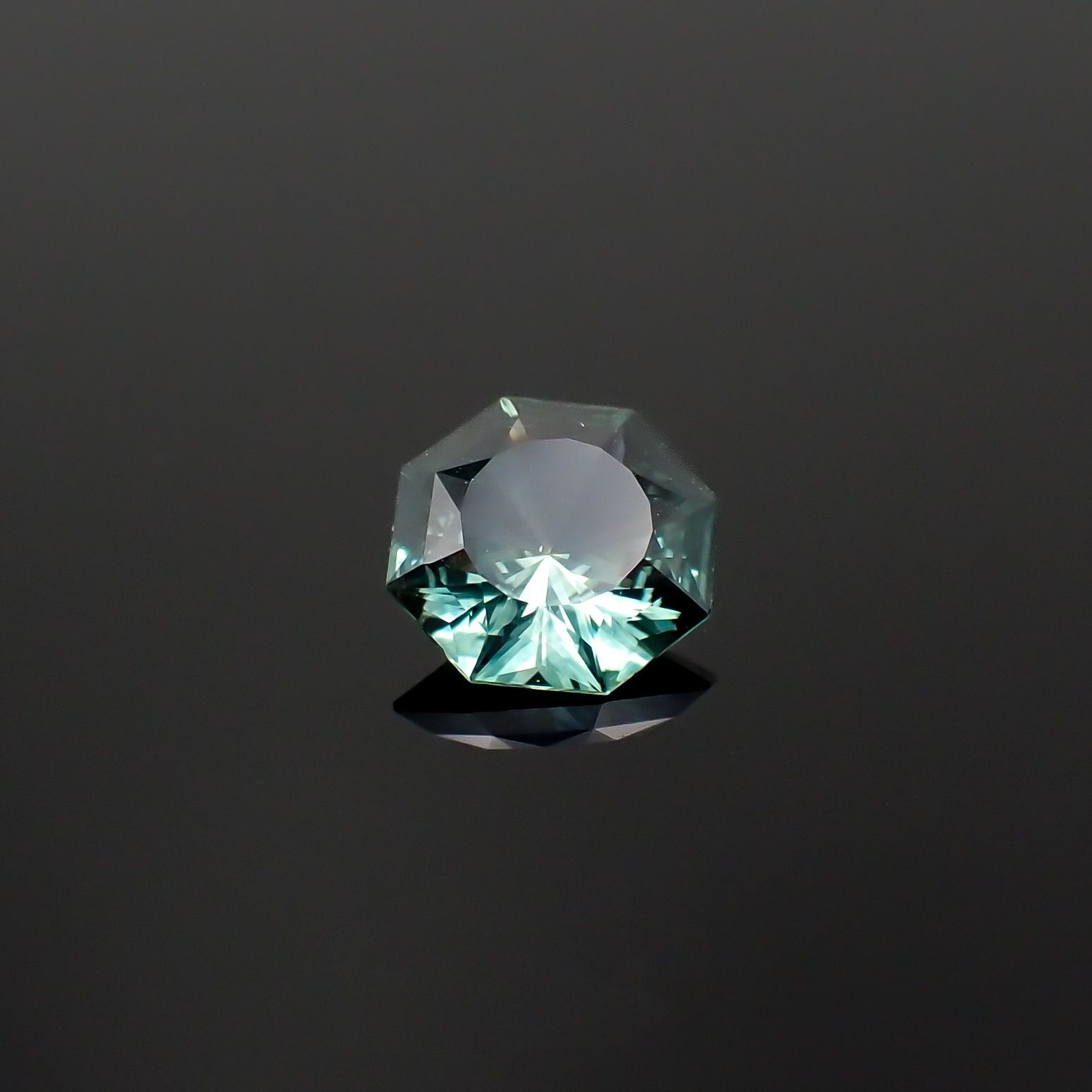 ◇オクタゴンカット◇モンタナサファイア アメリカ・モンタナ州産 0.65ct[230220557]5.6x5.5mm前後