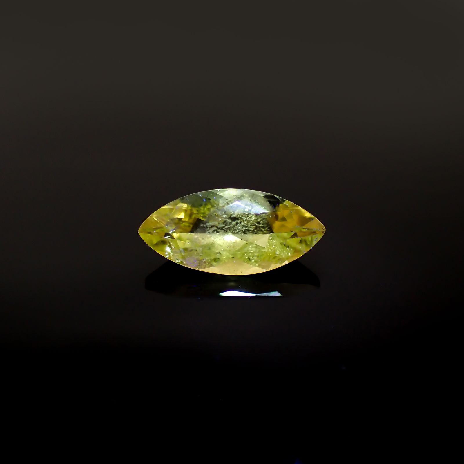 コンドロダイト(宝石名コンドロダイト)タンザニア産 1.716ct ソ付(彩珠)[231023769]12.4x5.6mm前後
