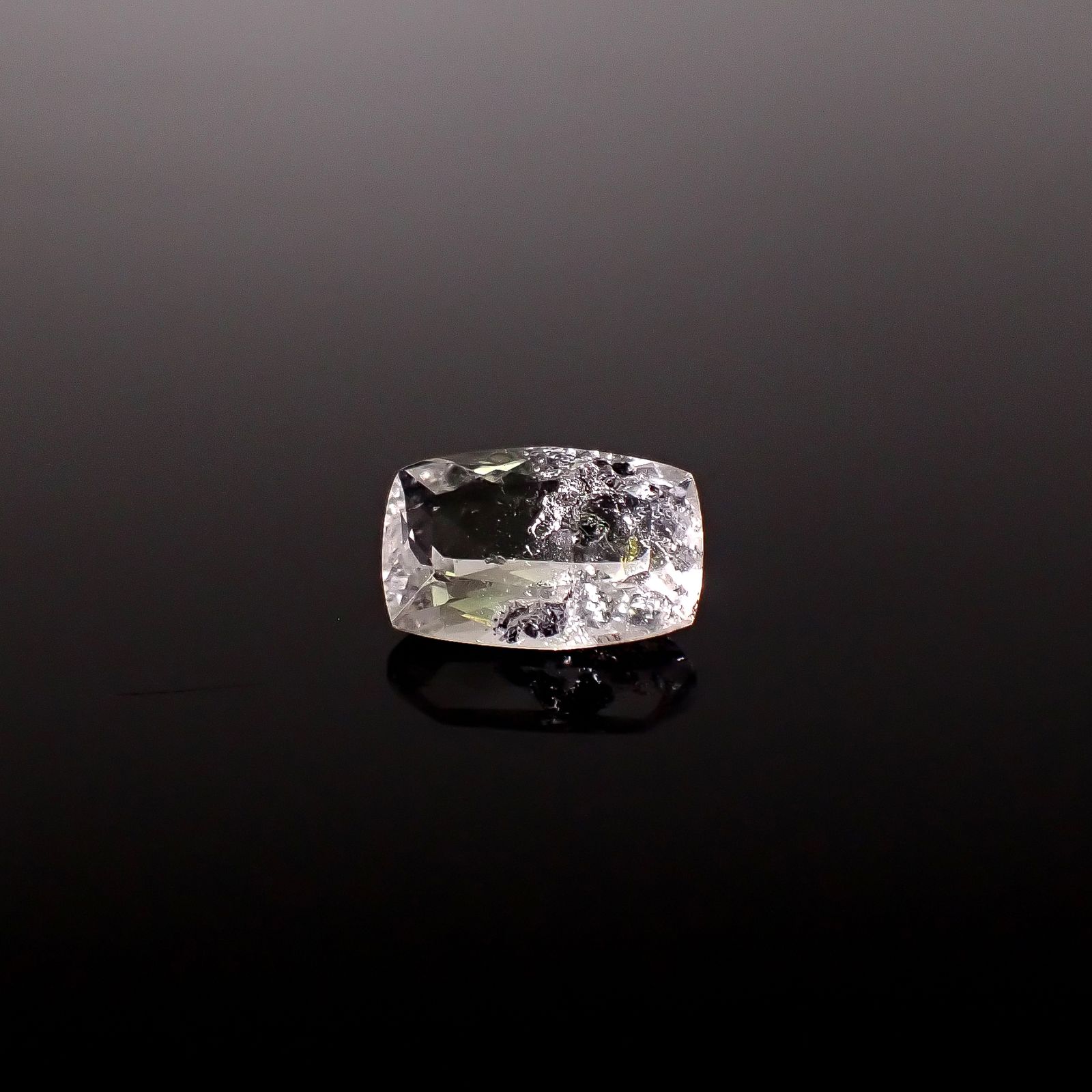 グラファイトインクォーツ ブラジル産 3.94ct / 12.8x8.4mm前後 [260331930]
