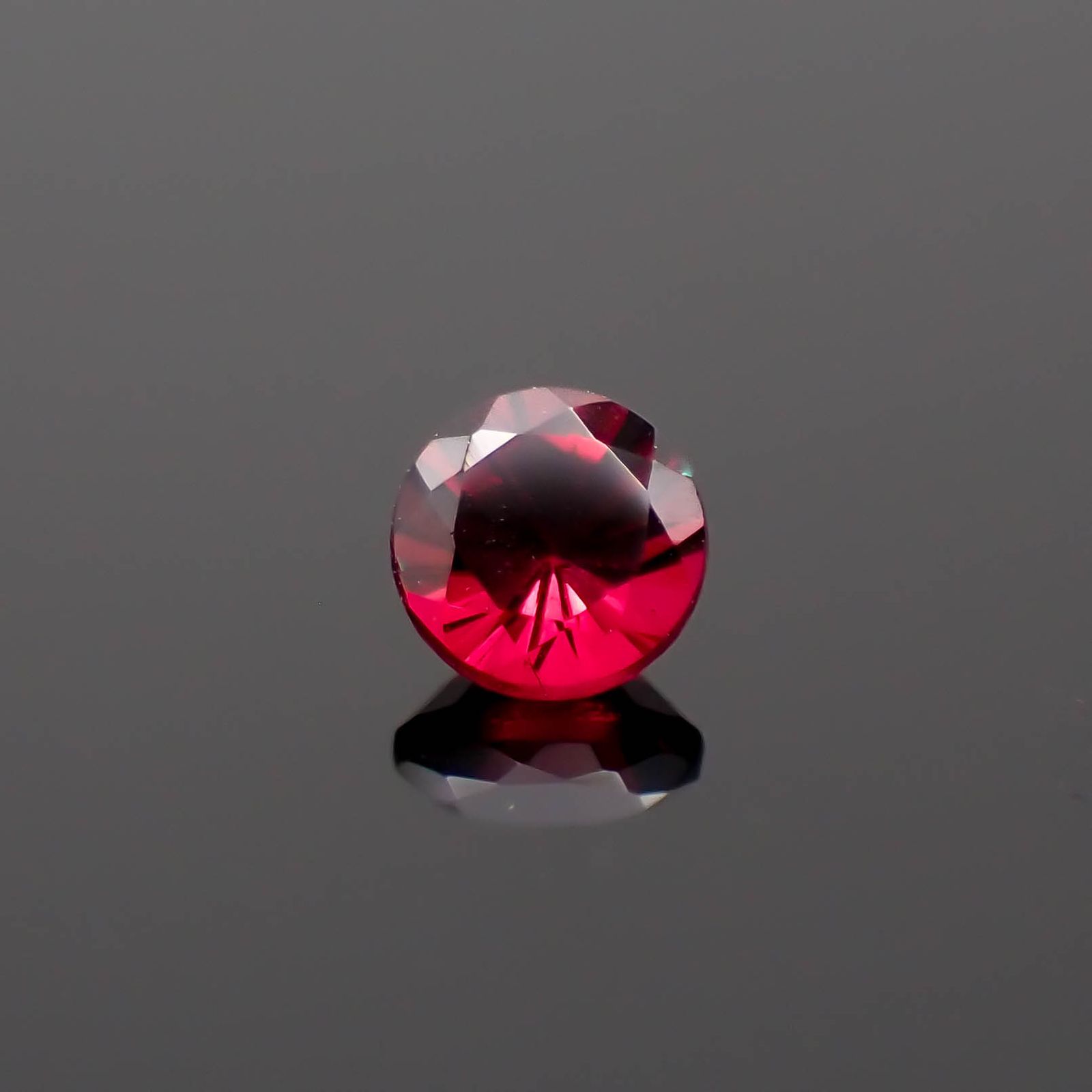 レッドスピネル ビルマ産 0.21ct[230722613]3.5x3.5mm前後 | TOP