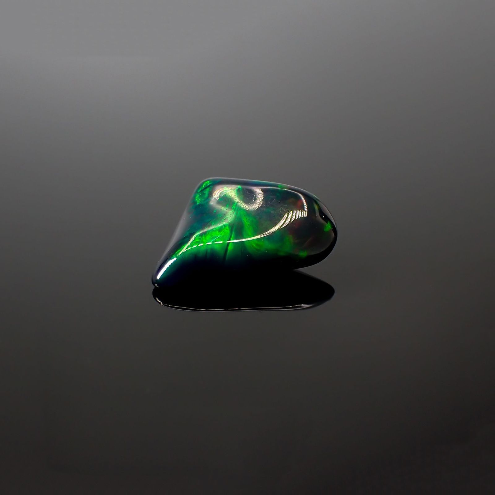 ◇バロック型◇ブラックオパール(宝石名オパール/加熱処理) エチオピア産 識別済 1.35ct / 11.9x7.7mm前後 [211013504]