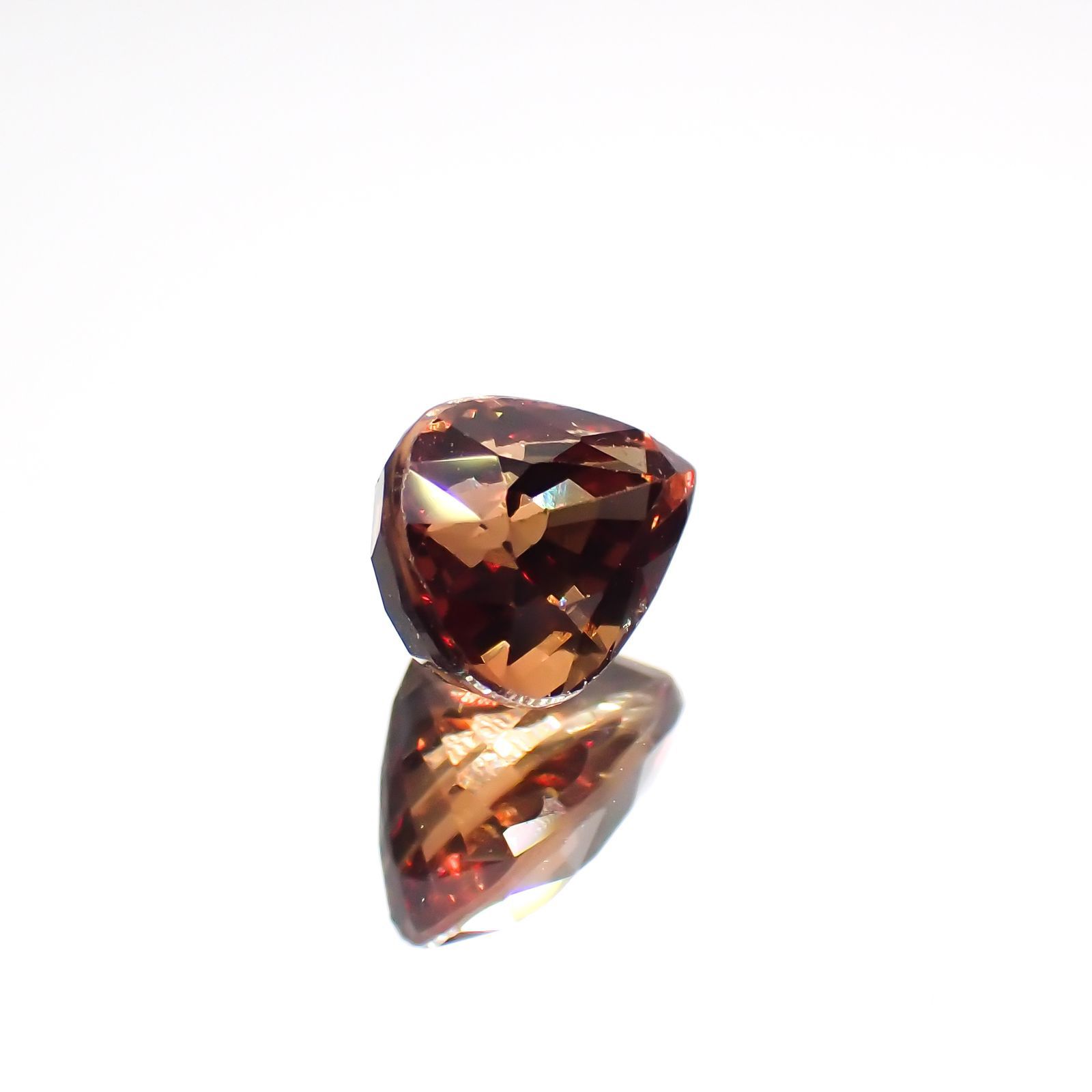 カラーシフトマラヤガーネット(宝石名ガーネット)タンザニア産 1.90ct 識別済[220115009]7.8x5.9mm前後