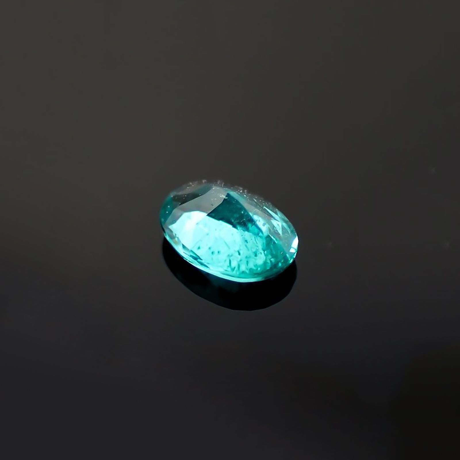 パライバトルマリン ブラジル産 0.19ct / 4.4x3.1mm前後 [221018790]