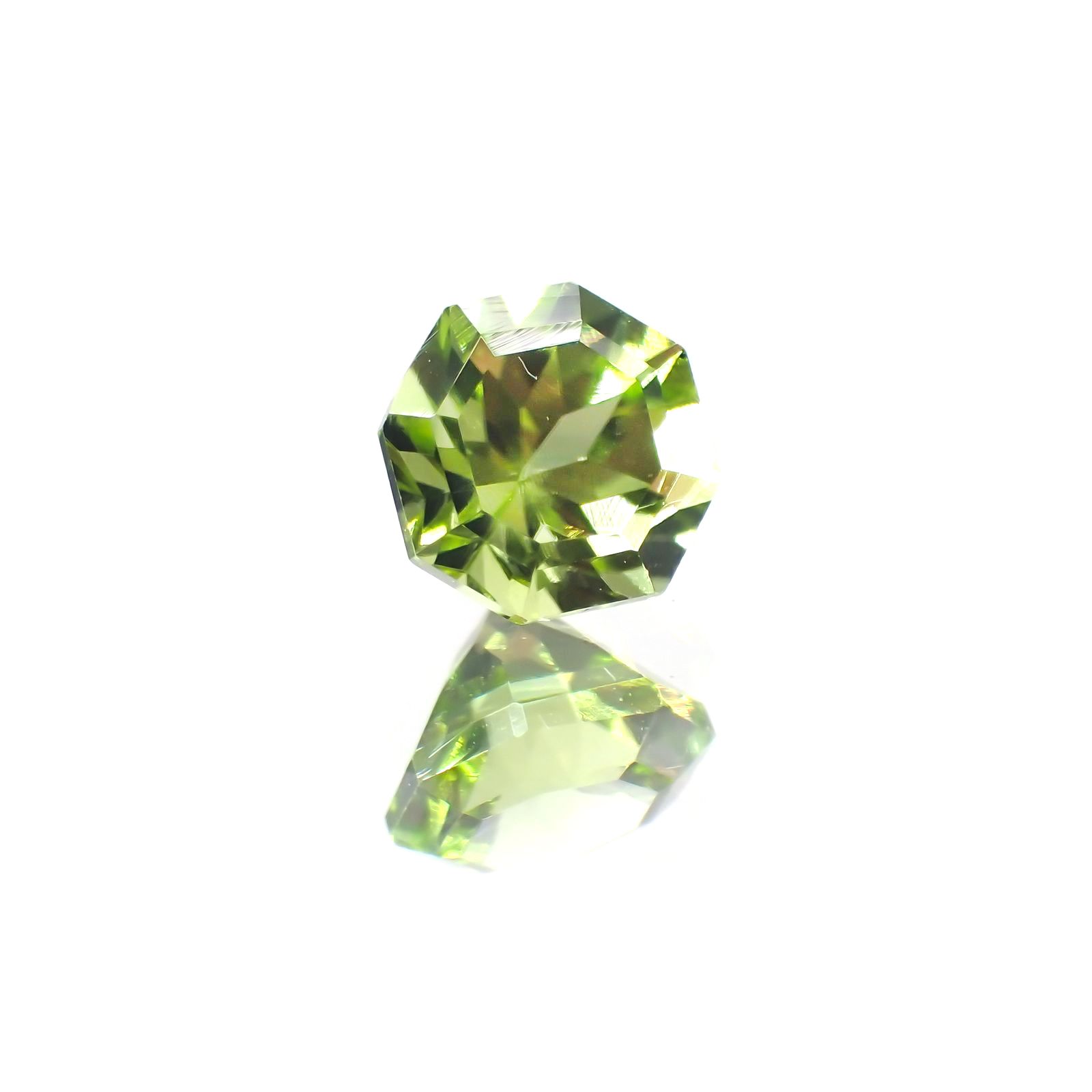 ◇オクタゴンカット◇ペリドット(宝石名ペリドット) パキスタン産 0.70ct 識別済[251013113]5.1×5.1mm前後