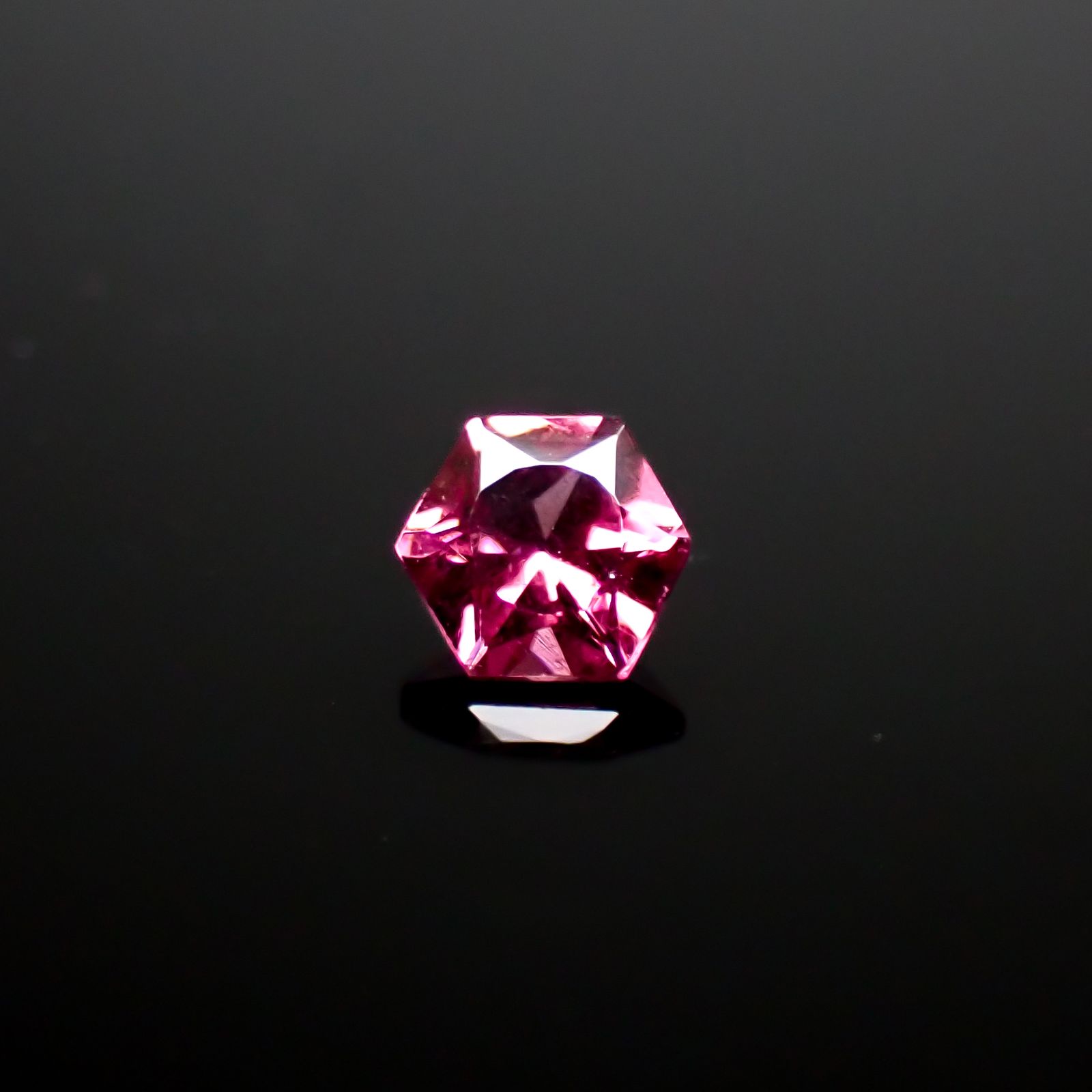 ◇ヘキサゴンカット◇カラーシフト マラヤガーネット(宝石名ガーネット)タンザニア産 0.38ct 識別済[220113835]4x4mm前後
