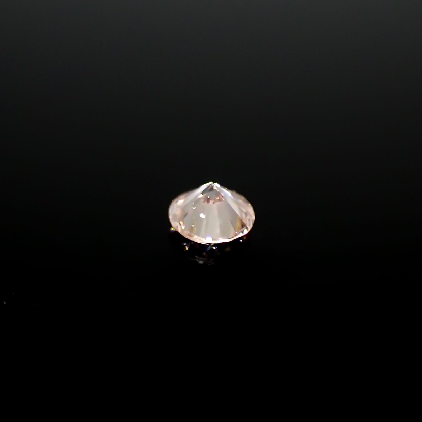 ピンクダイヤモンド(宝石名ダイアモンド SI-1/FANCY LIGHT ORANGY PINK) 0.046ct ソ付(CGL)[240326637]2.29x2.35mm前後