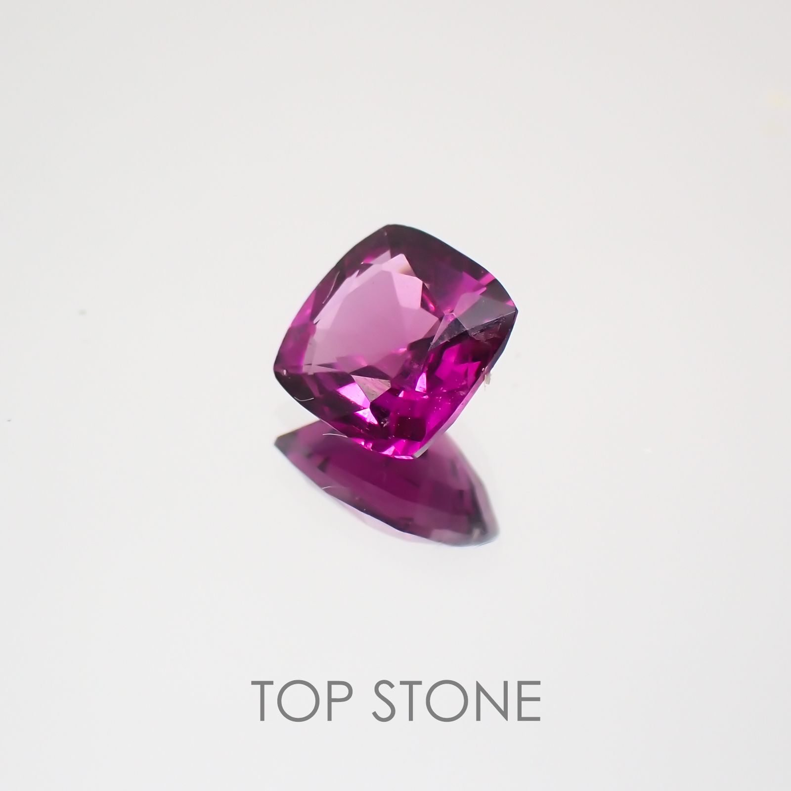 グレープガーネット(宝石名ガーネット) ブラジル産 0.93ct 識別済[21069695]5.6×5.6mm前後