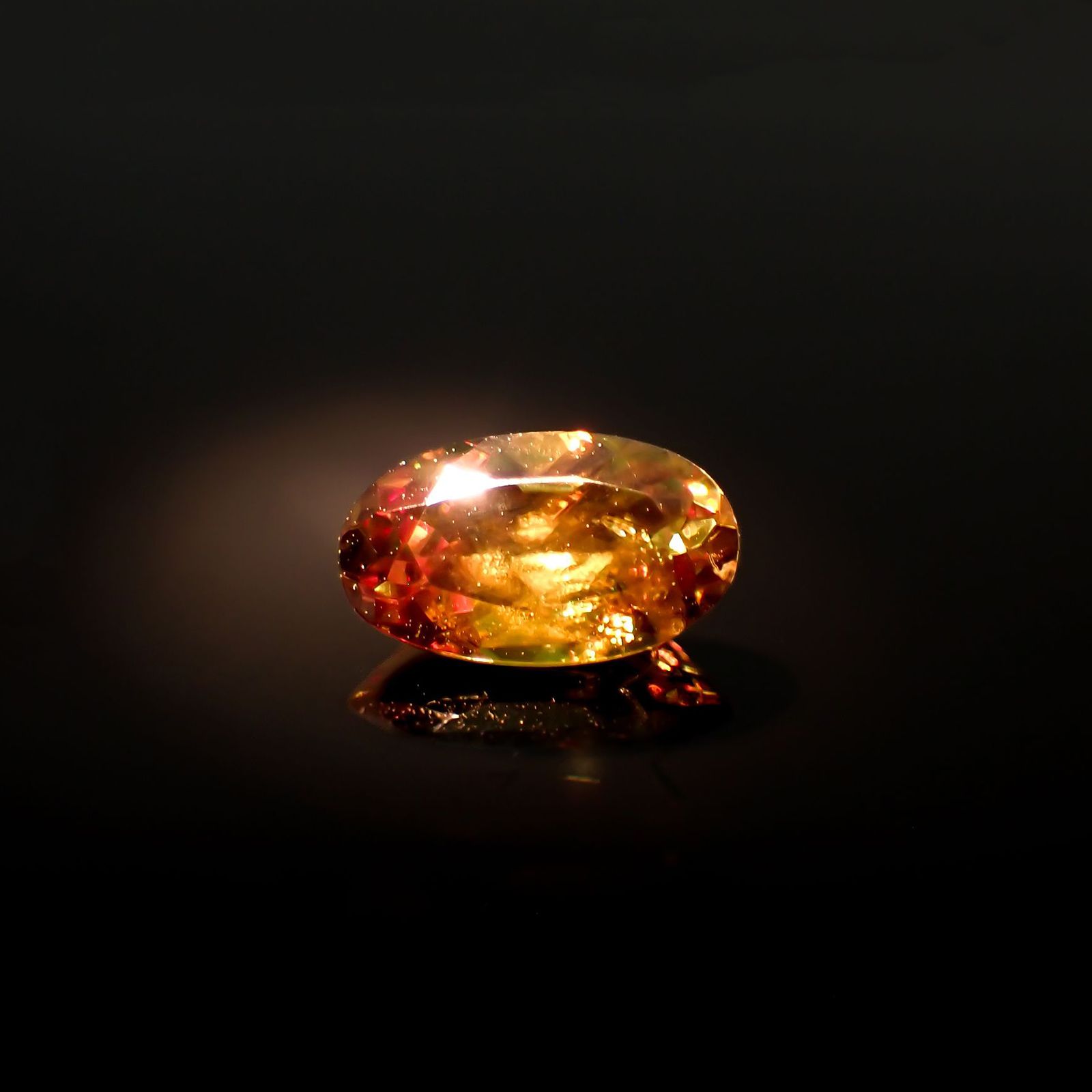 カラーチェンジスフェーン(宝石名スフェーン)パキスタン産 0.65ct 識別済[230722824]7.1x4.1mm前後