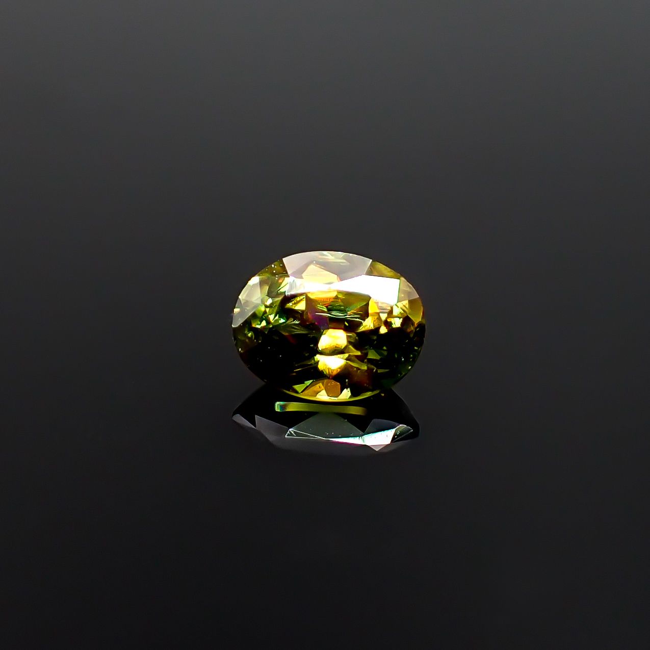 カラーチェンジスフェーン パキスタン産 0.30ct / 4.7x3.7mm前後 [260632439]