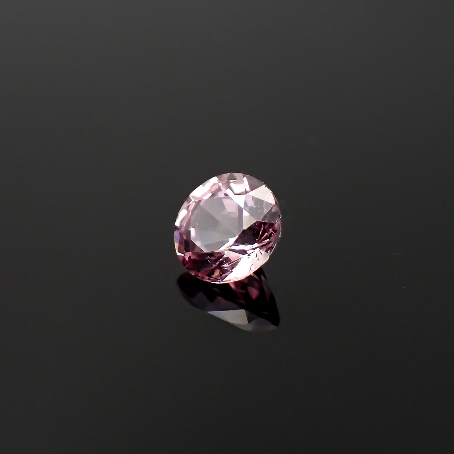 ドラゴンガーネット タンザニア産 0.60ct / 5x5mm前後 [260532239]