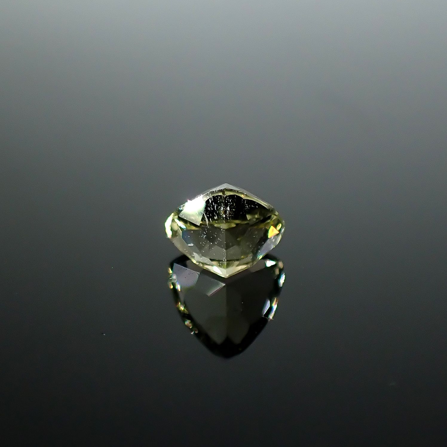 コーネルピン スリランカ産 0.95ct / 6.2x6.2mm前後 [251031230]