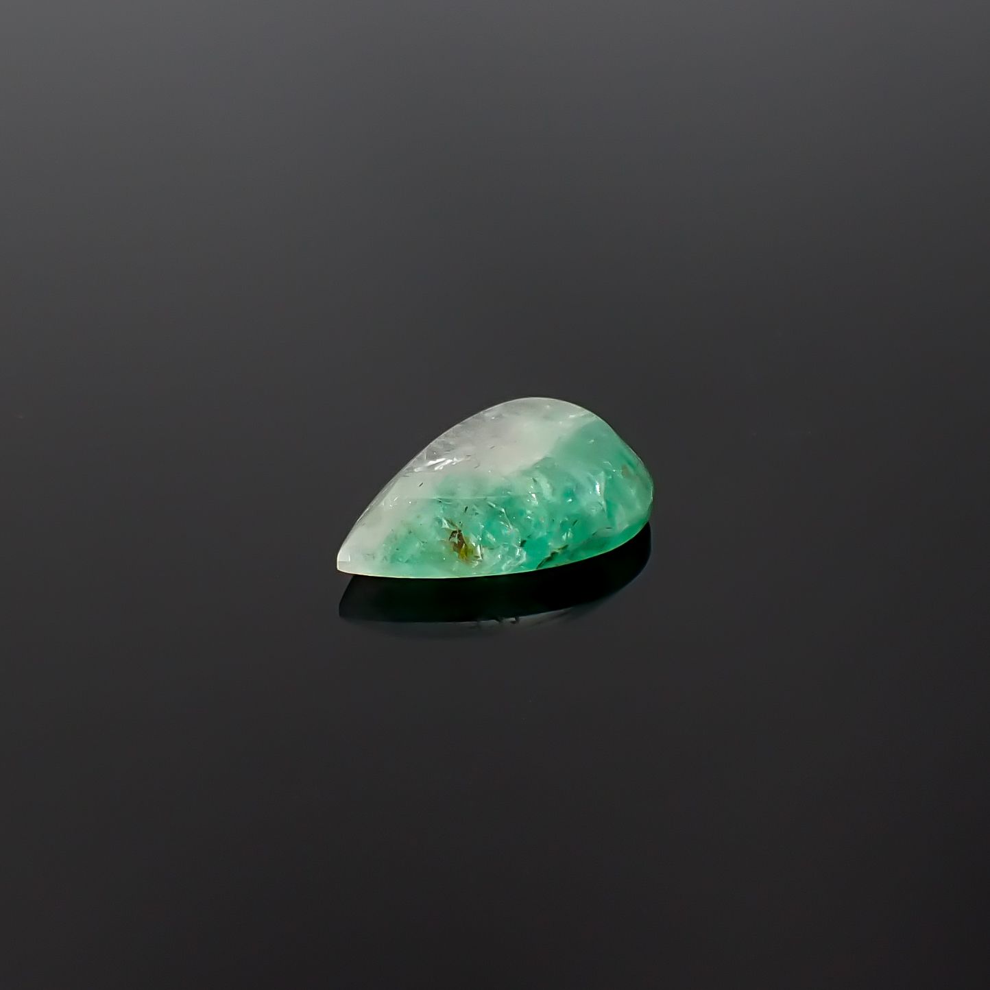 エメラルドインクォーツ ブラジル産 7.43ct / 18.4x12.2mm前後 [260432029]