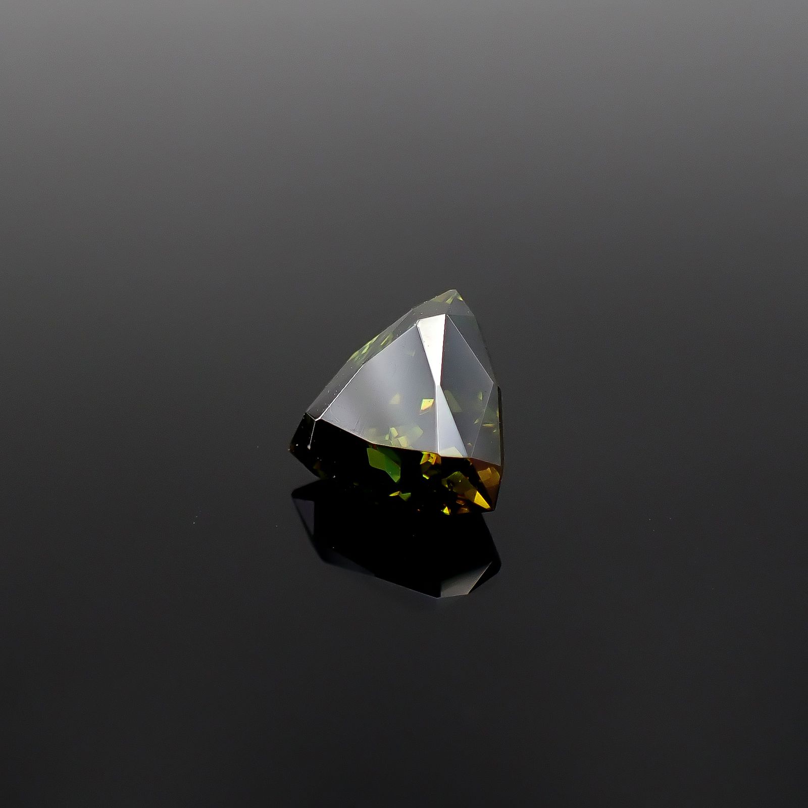 グリーンスファレライト ブルガリア産 2.72ct / 8.3x8.5mm前後 [260231779]