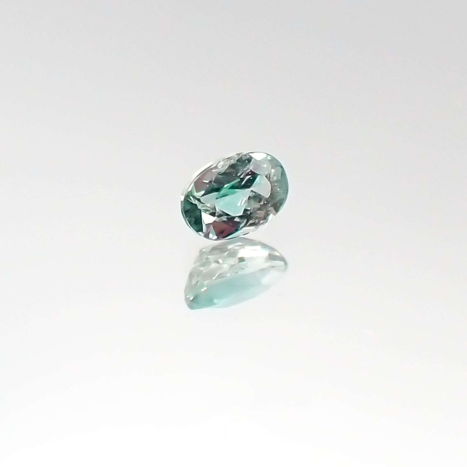 アレキサンドライト(宝石名アレキサンドライト)ブラジル・ミナスジェライス州ヘマチタ鉱山産 0.14ct 識別済[231023948]3.5x2.4mm前後