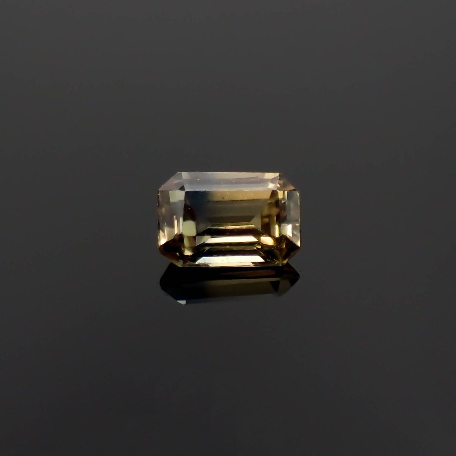 バイカラーサファイア マダガスカル/タンザニア産 0.19ct / 3.7x2.5mm前後 [230321020]