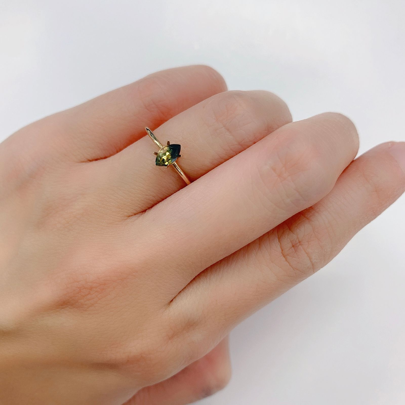 バイカラーサファイア(宝石名バイカラー・サファイア)タンザニア産 0.38ct 識別済[220113890]6.1x3.1mm前後