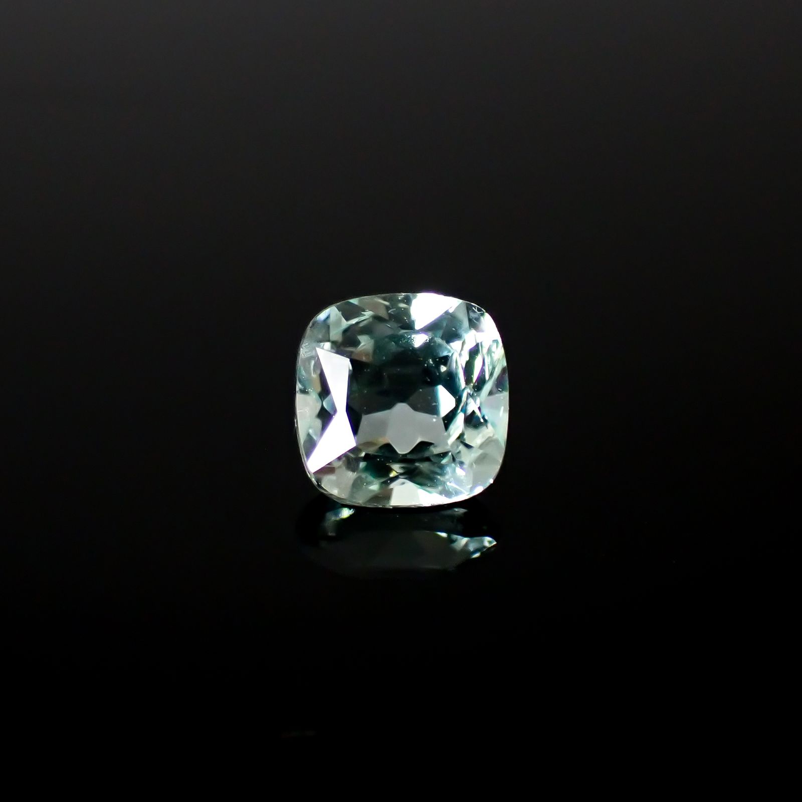 ミントベリル(宝石名グリーン・ベリル)ブラジル産 0.93ct 識別済[240728589]6x6mm前後